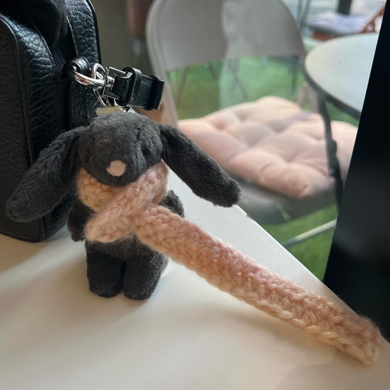 Jellycat Bashful Bunny Bag Charm Ink 착용 스타일 - 1