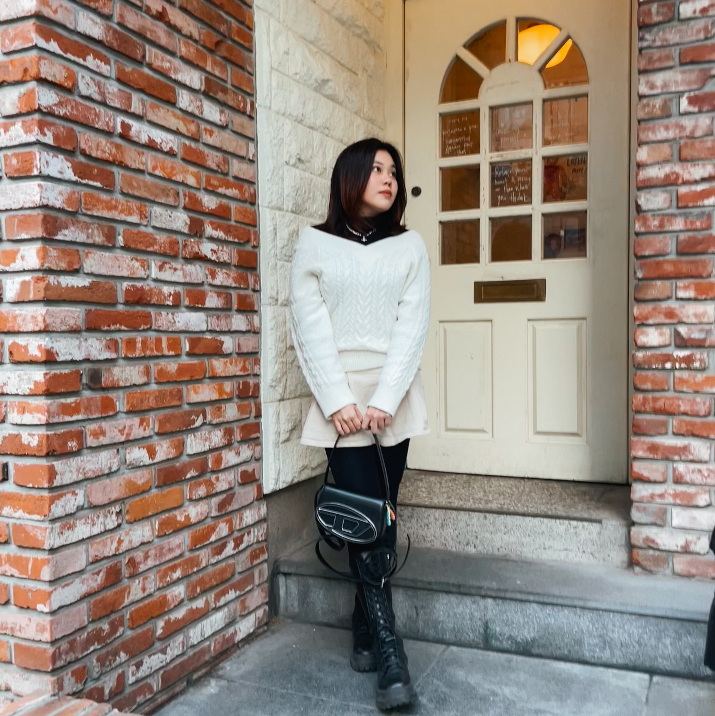 Diesel 1DR Shoulder Bag in Nappa Leather Black, Vivienne Westwood Lucrece Pearl Necklace Silver 착용 스타일