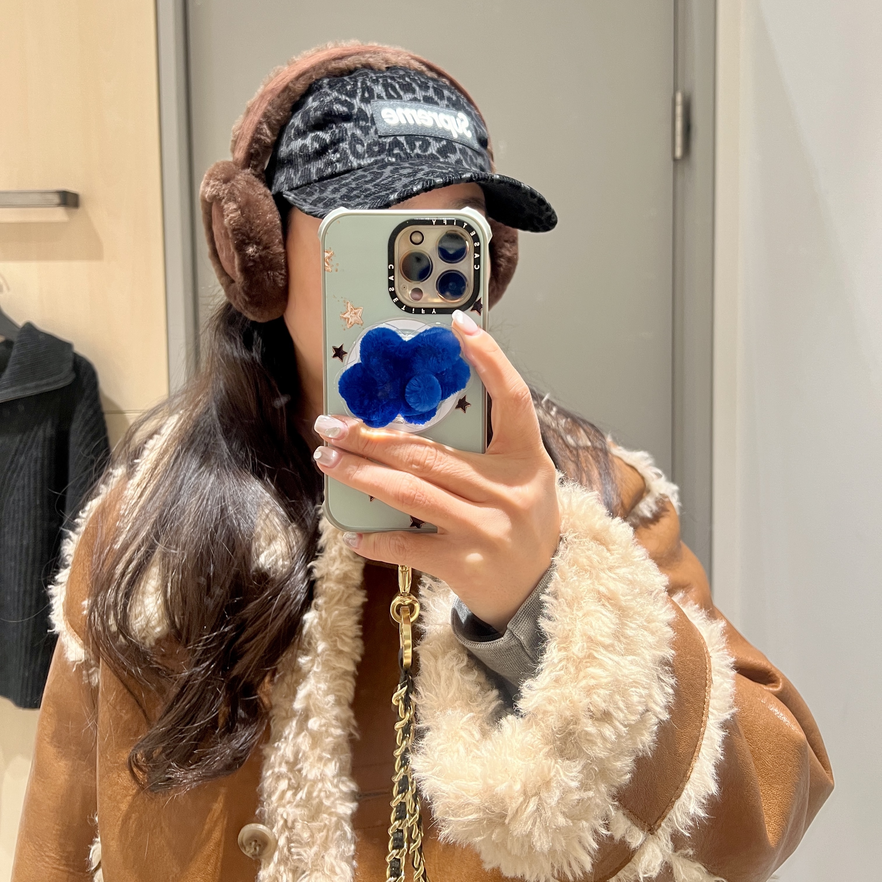 (W) UGG Embroidered Logo Earmuff Burnt Cedar, Supreme Leopard Corduroy Camp Cap Black - 23FW 착용 스타일