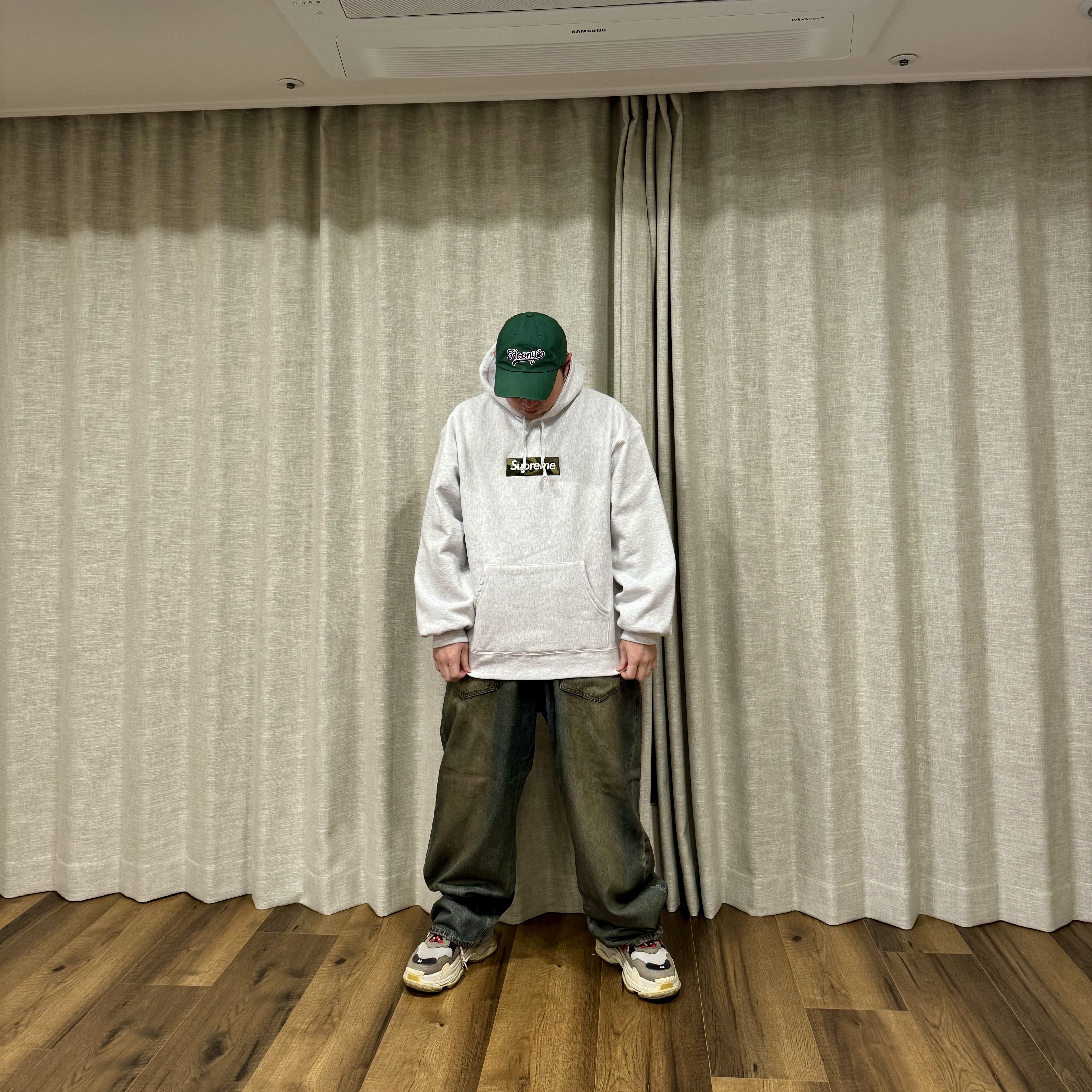 Supreme Box Logo Hooded Sweatshirt Ash Grey - 23FW, Project G/R Coated Backward Denim Pants Blue 착용 스타일
