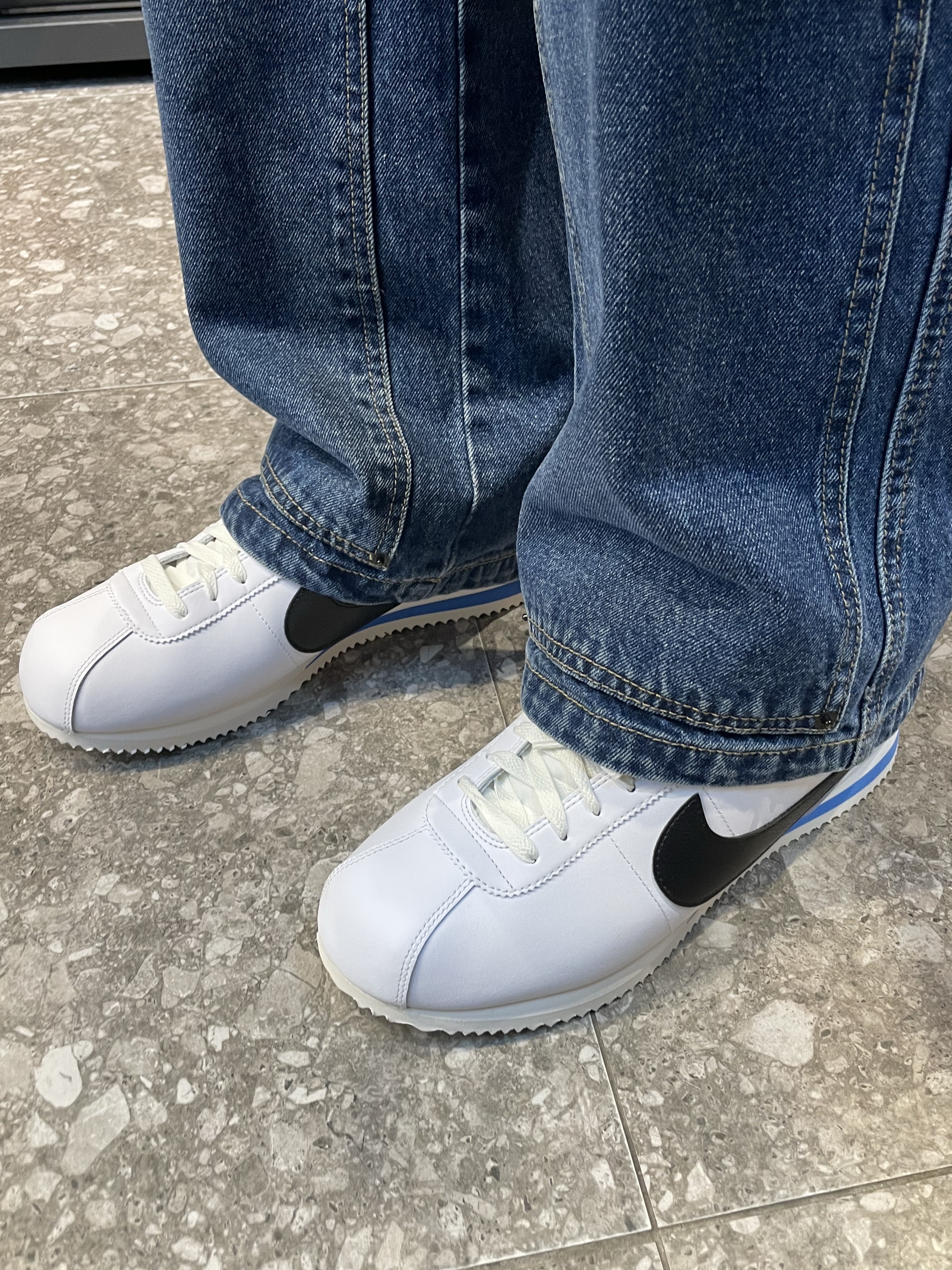Nike Cortez White and Black 착용 스타일 - 1