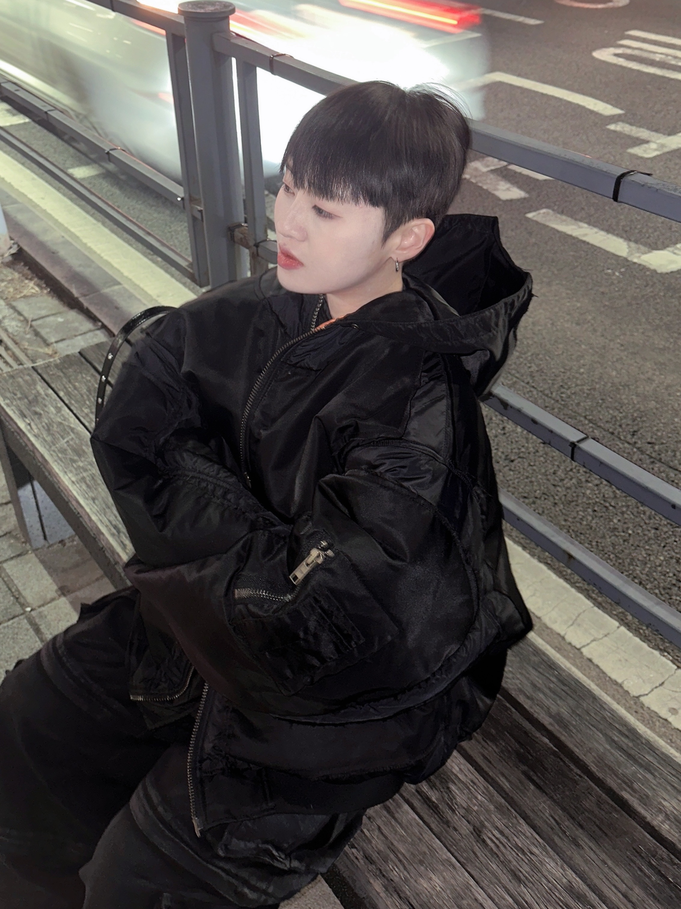 Project G/R Reworked Hooded Bomber Jacket Black, Project G/R Oversized Convertible Cargo Pants Coated Black 착용 스타일 - 2
