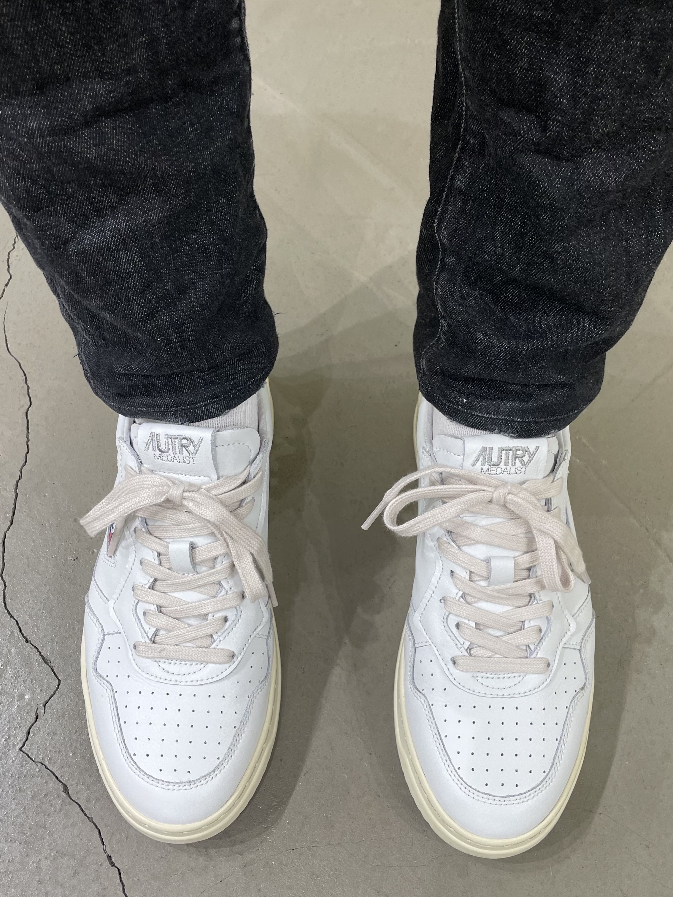 Autry Medalist Low Leather Sneakers White 착용 스타일 - 1