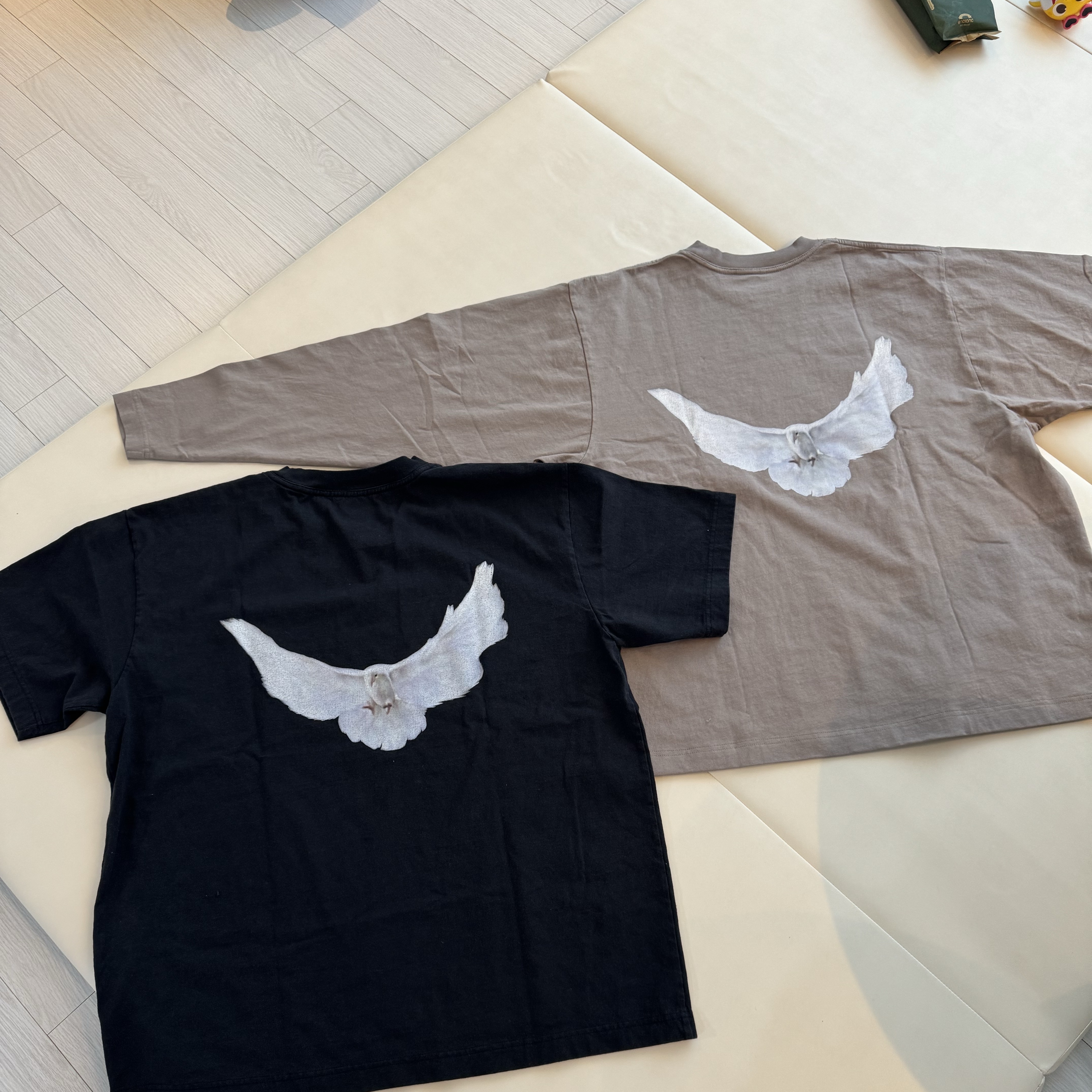 Yeezy Gap Engineered By Balenciaga Dove Long Sleeve T-Shirt Beige, Yeezy Gap Engineered By Balenciaga Dove 3/4 Sleeve T-Shirt Black 착용 스타일 - 1