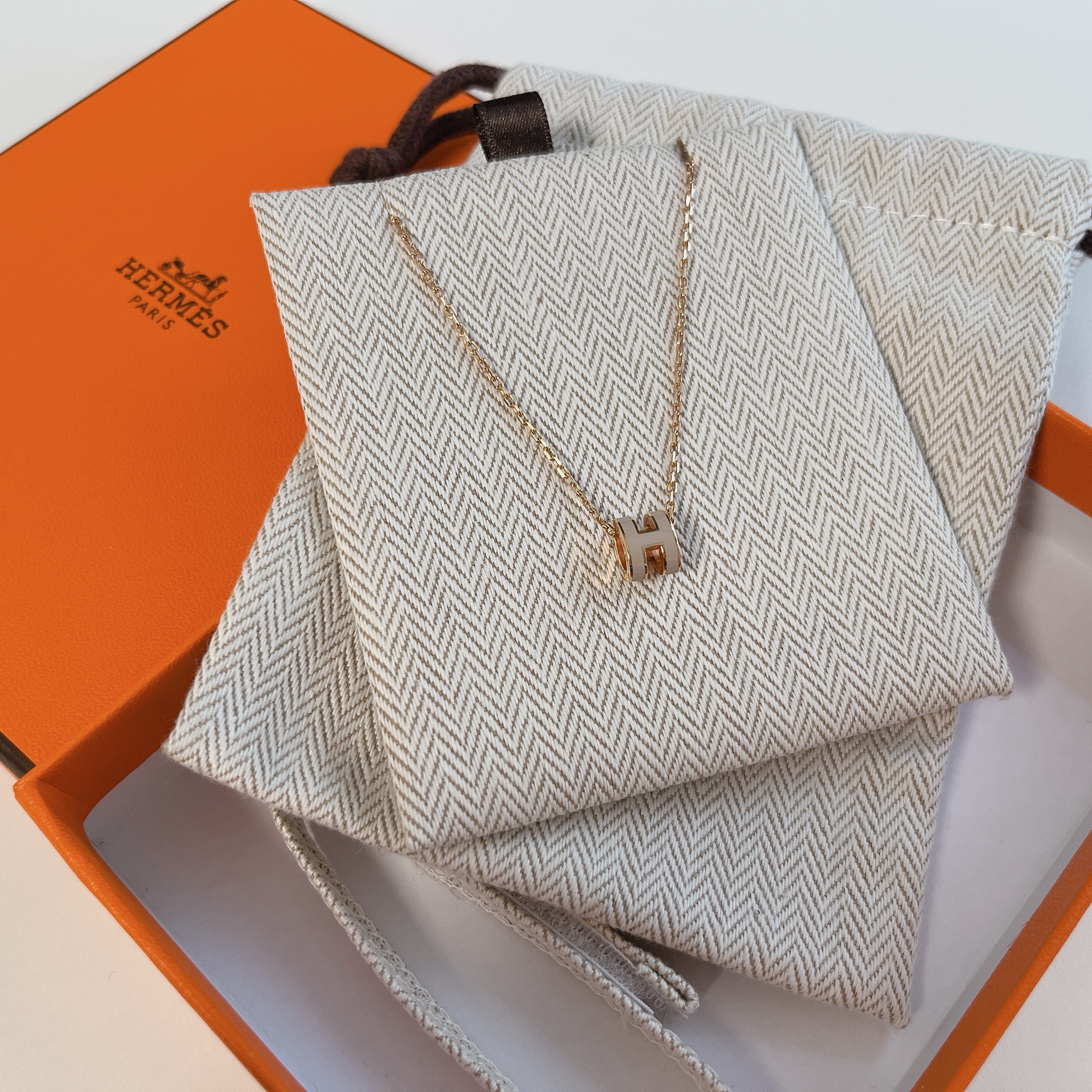 (W) Hermes Mini Pop H Pendant Rose Gold & Marron Glace 착용 스타일