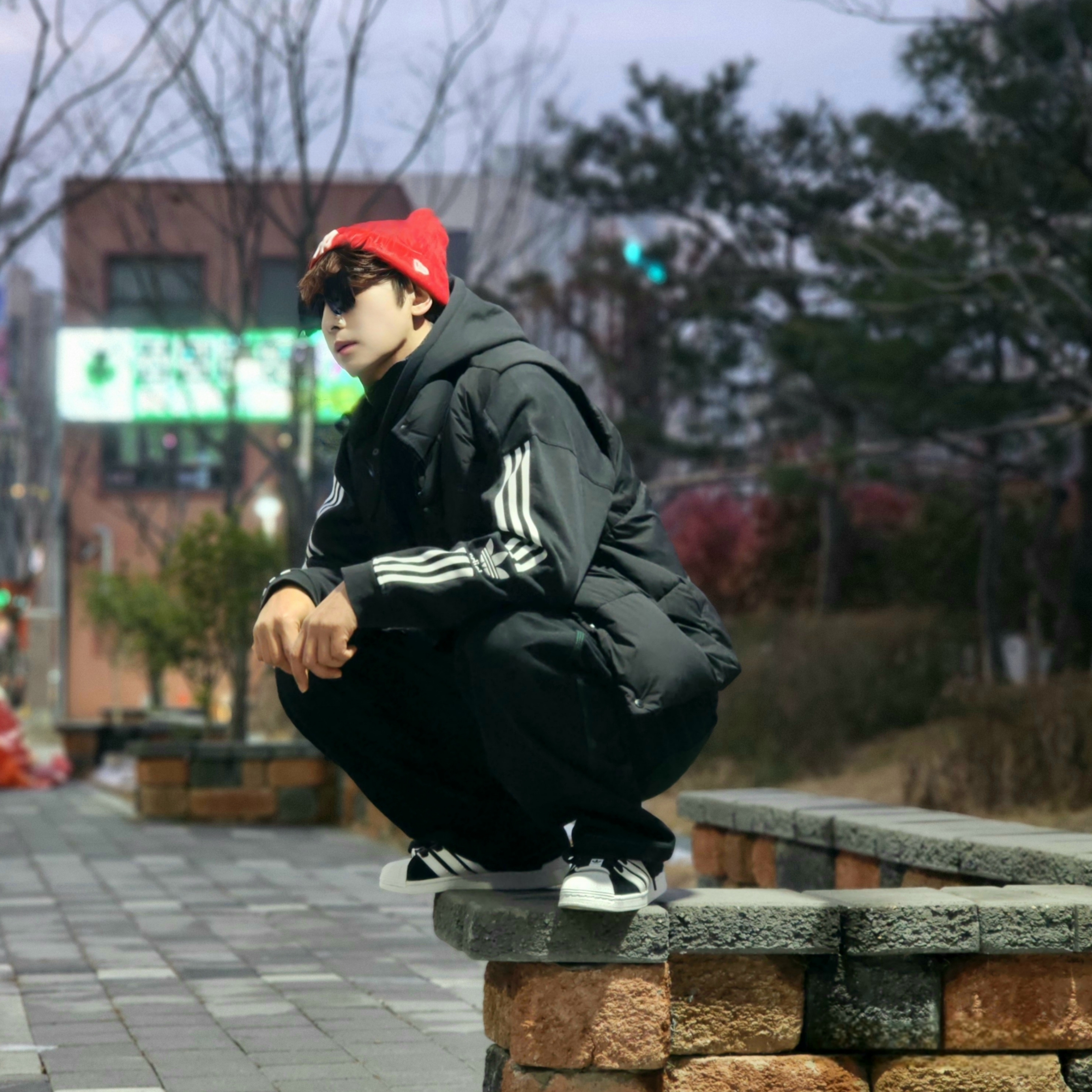 Adidas Superstar Supermodified Core Black Cloud White 착용 스타일 - 5