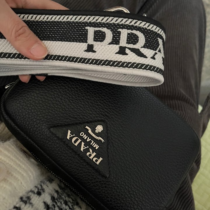 Prada Leather Small Shoulder Bag with Soft Lines Black 착용 스타일 - 1