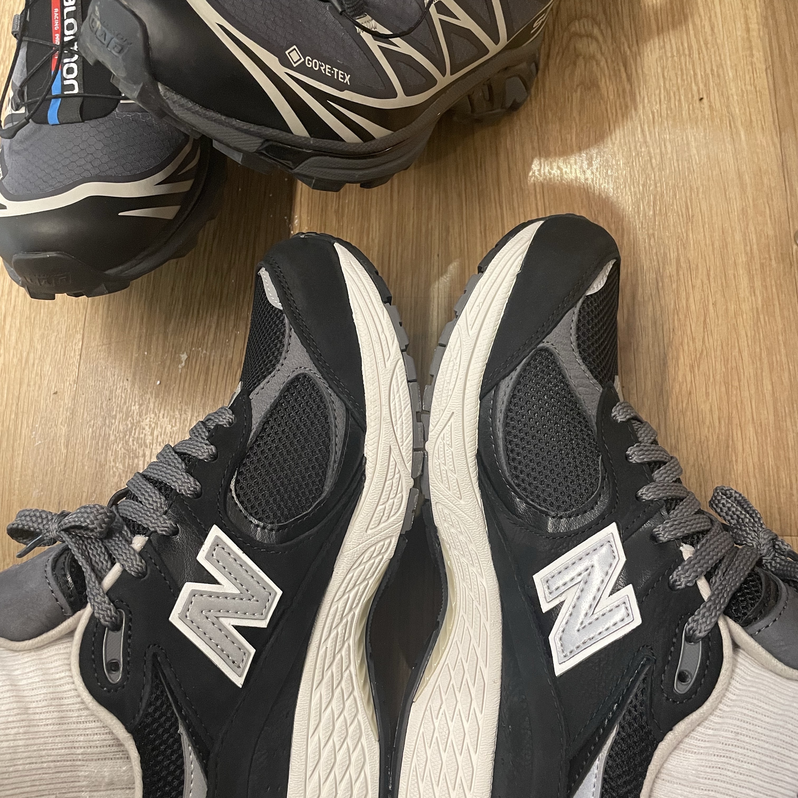 New Balance 2002R Premium Vintage Black, Salomon XT-6 Gore-Tex Black Ebony 착용 스타일