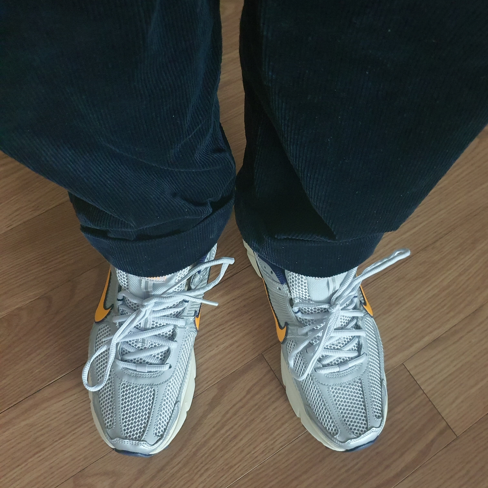 Nike Zoom Vomero 5 Pure Platinum and Laser Orange 착용 스타일