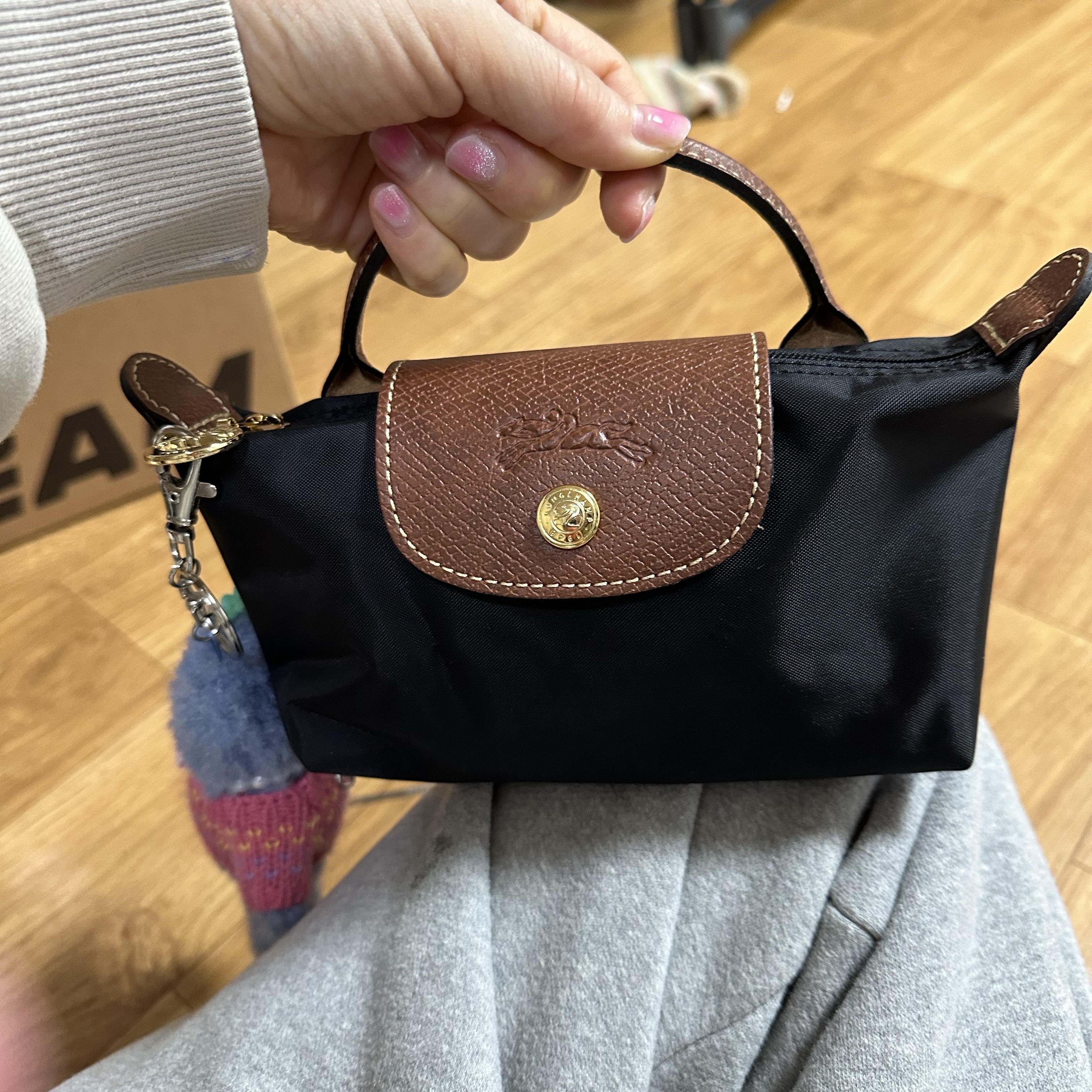 Longchamp Le Pliage Original Handle Pouch Black 착용 스타일