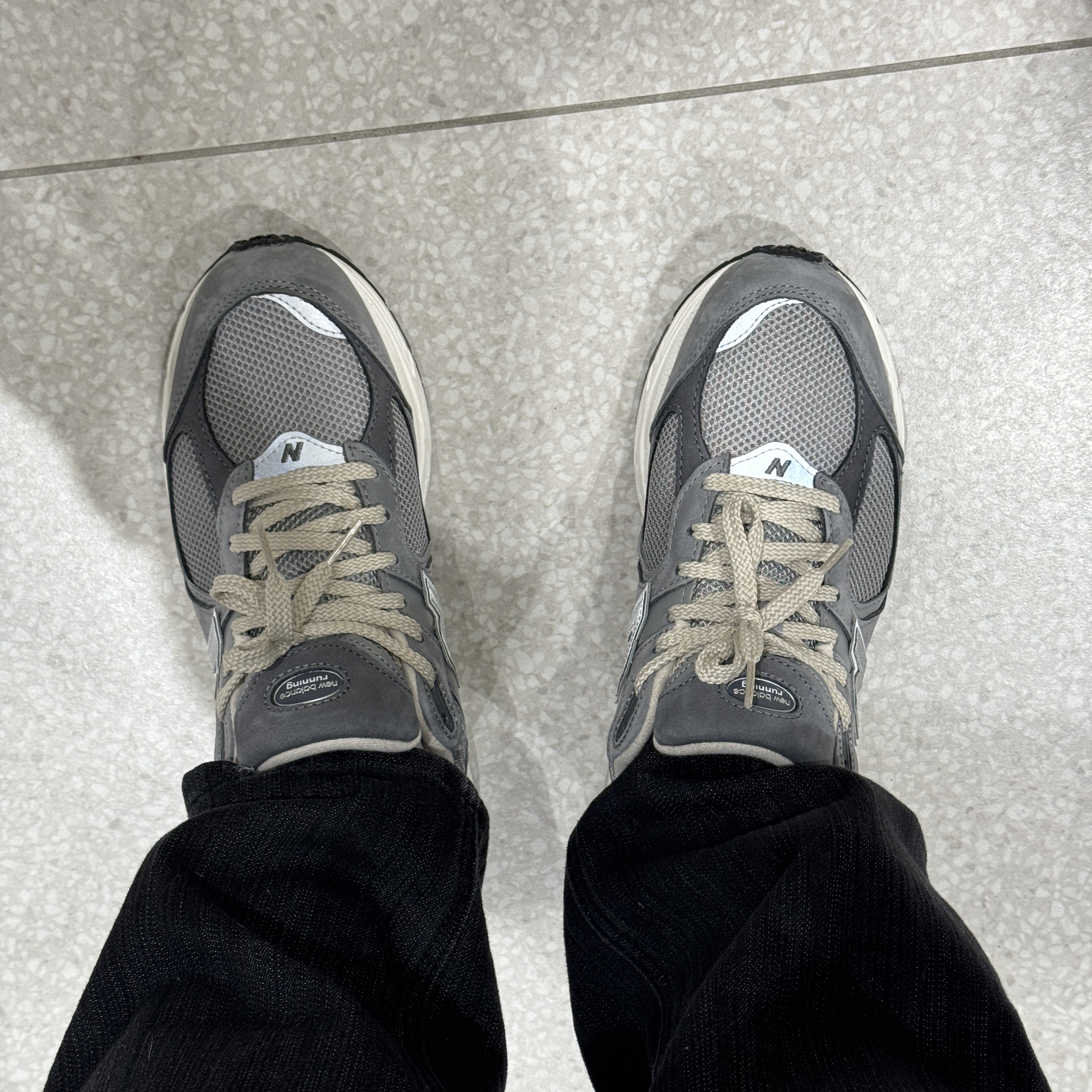 New Balance 2002R Premium Vintage Grey 착용 스타일 - 2