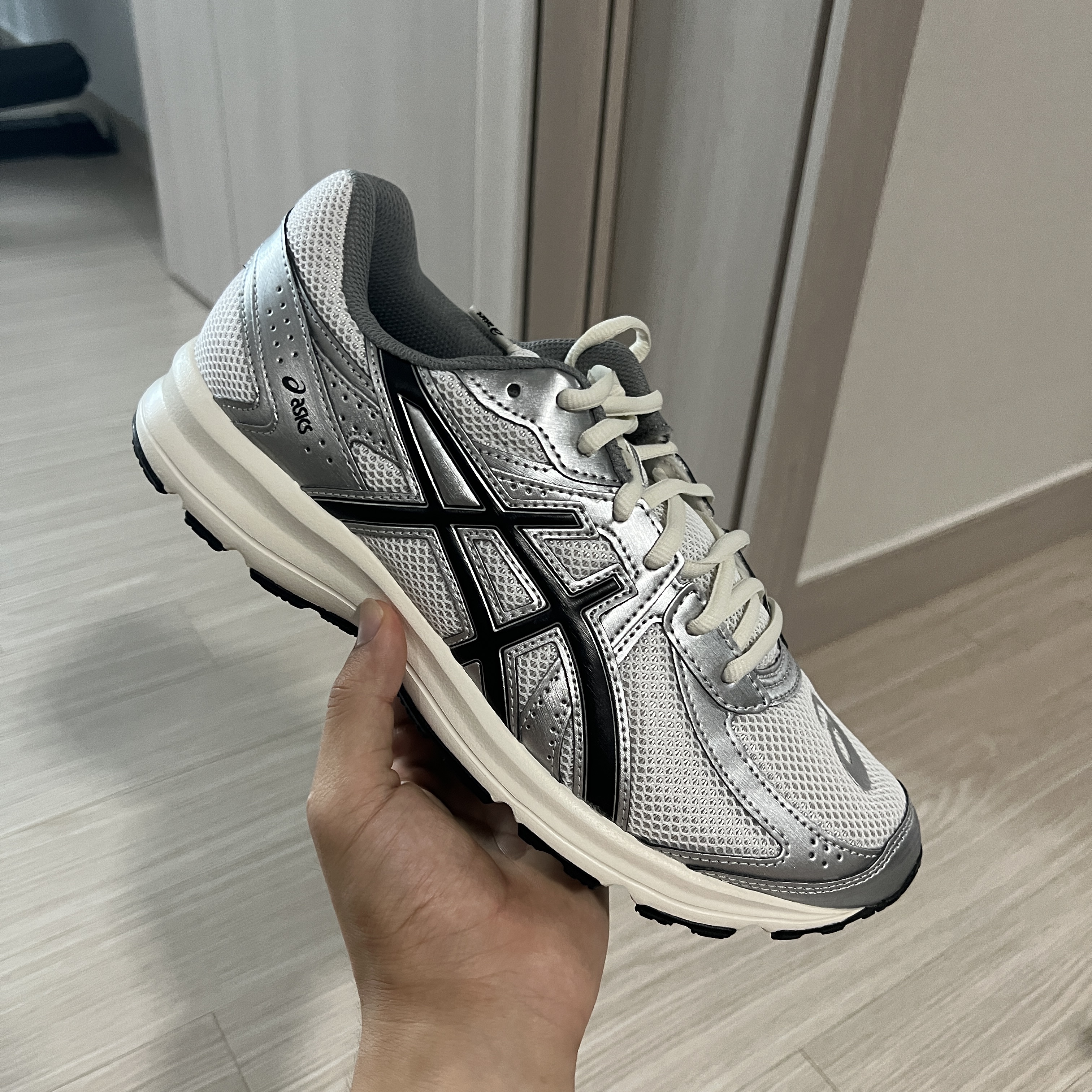 Asics Jog 100 S White Black - 2E Wide 착용 스타일