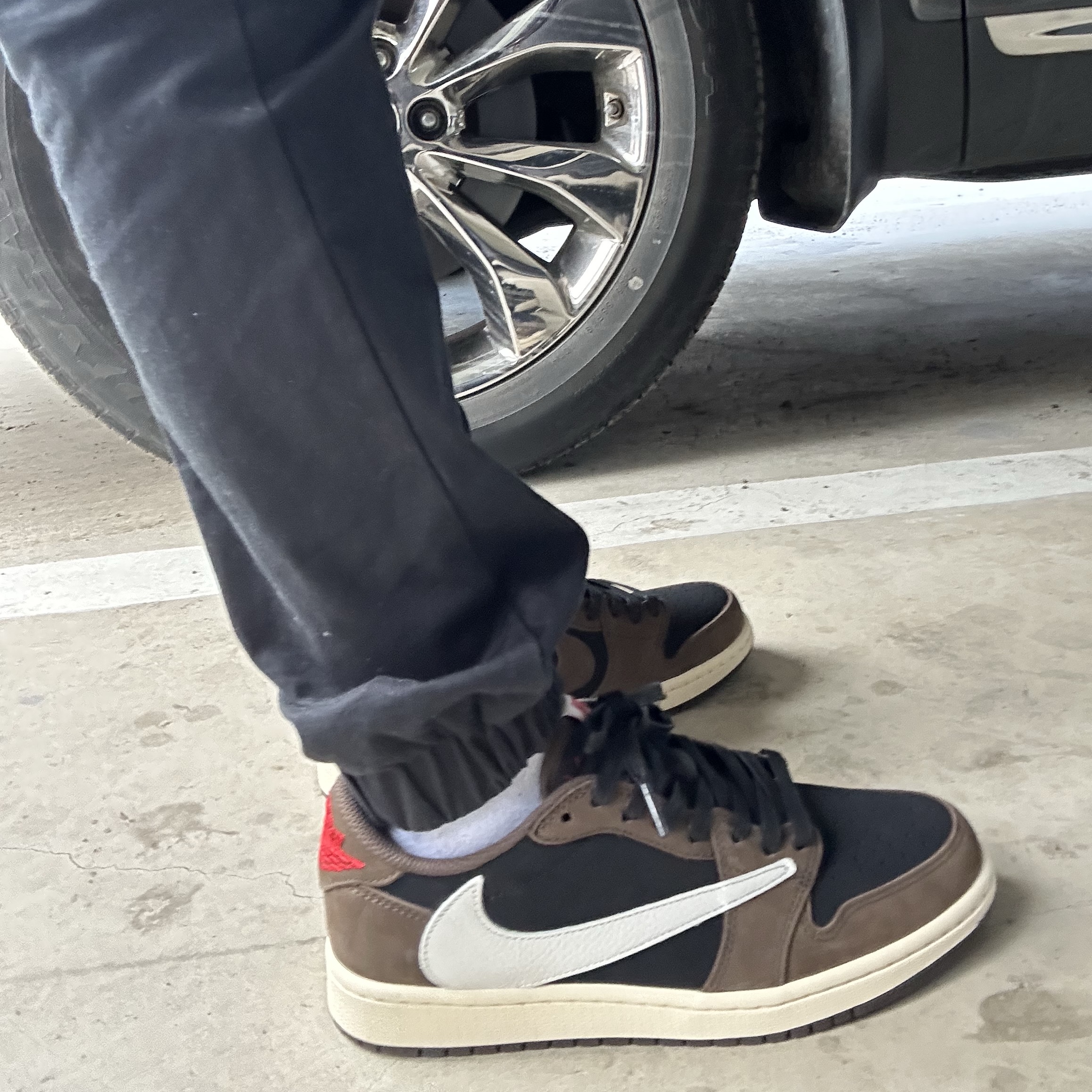 Jordan 1 x Travis Scott Retro Low OG SP Mocha 착용 스타일 - 1