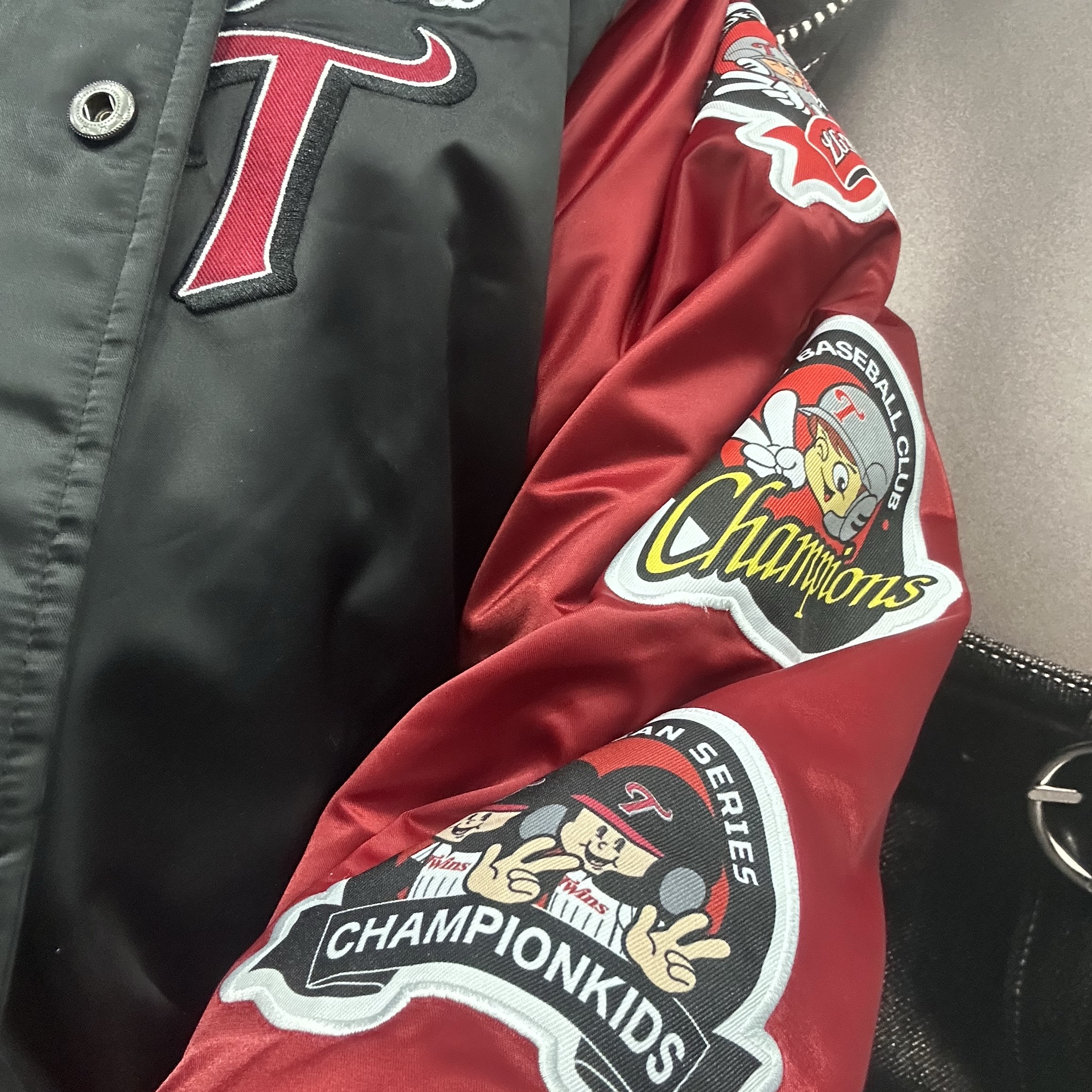 BDNS x LG TWINS 2023 Champions Jumper Red 착용 스타일