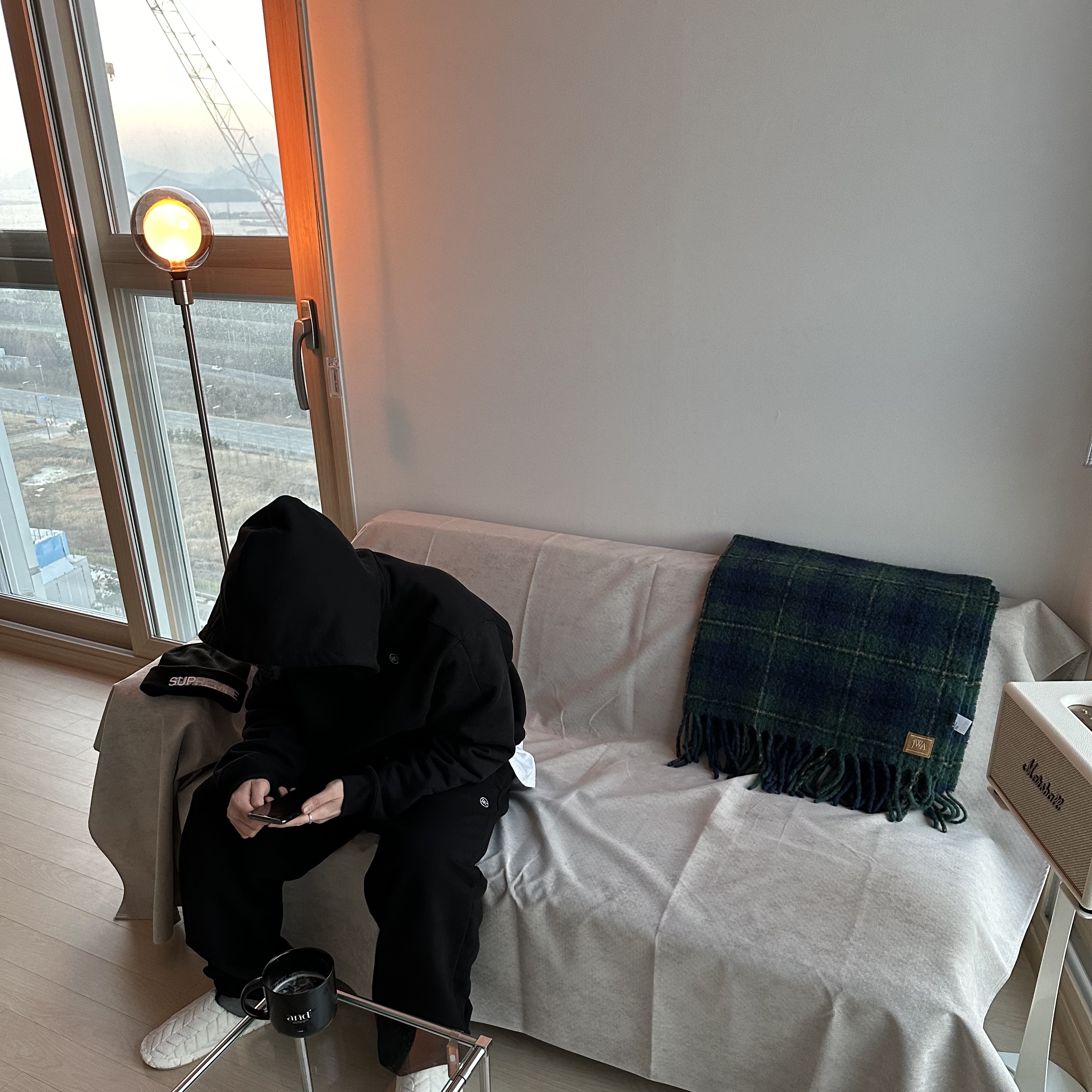 마샬 스탠모어 3 블루투스 크림 (국내 정식 발매 제품), 슈프림 모션 로고 비니 블랙 - 23SS 착용 스타일