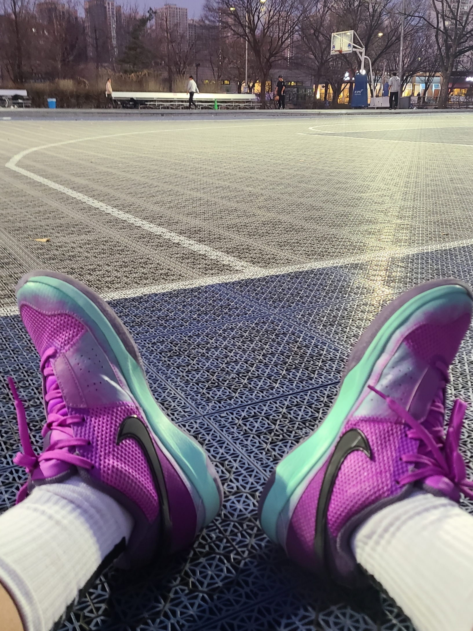Nike Ja 1 Xmas EP Fuchsia Dream Emerald Rise 착용 스타일
