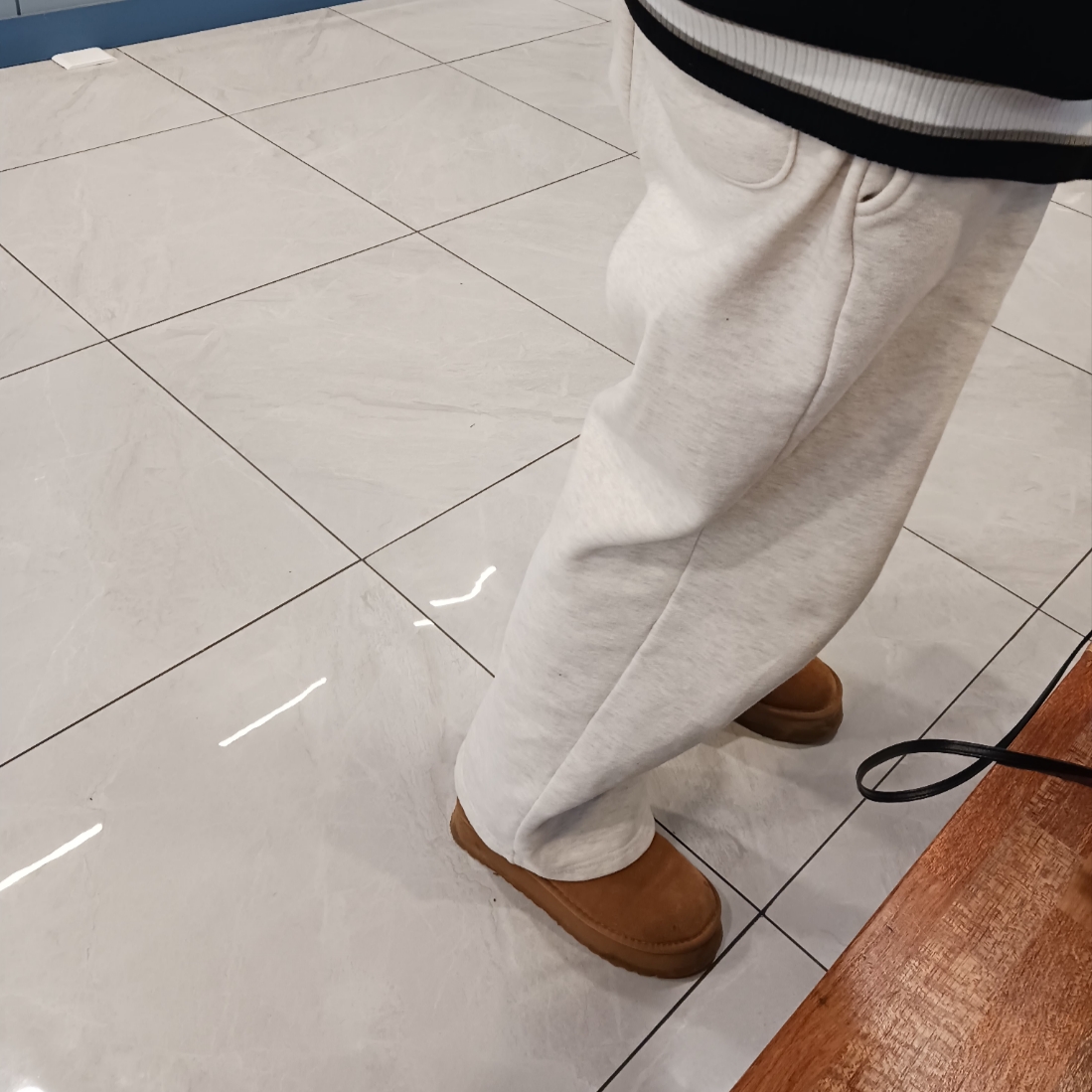 (W) UGG Classic Mini II Boots Chestnut, (W) UGG Classic Ultra Mini Platform Sand 착용 스타일 - 1