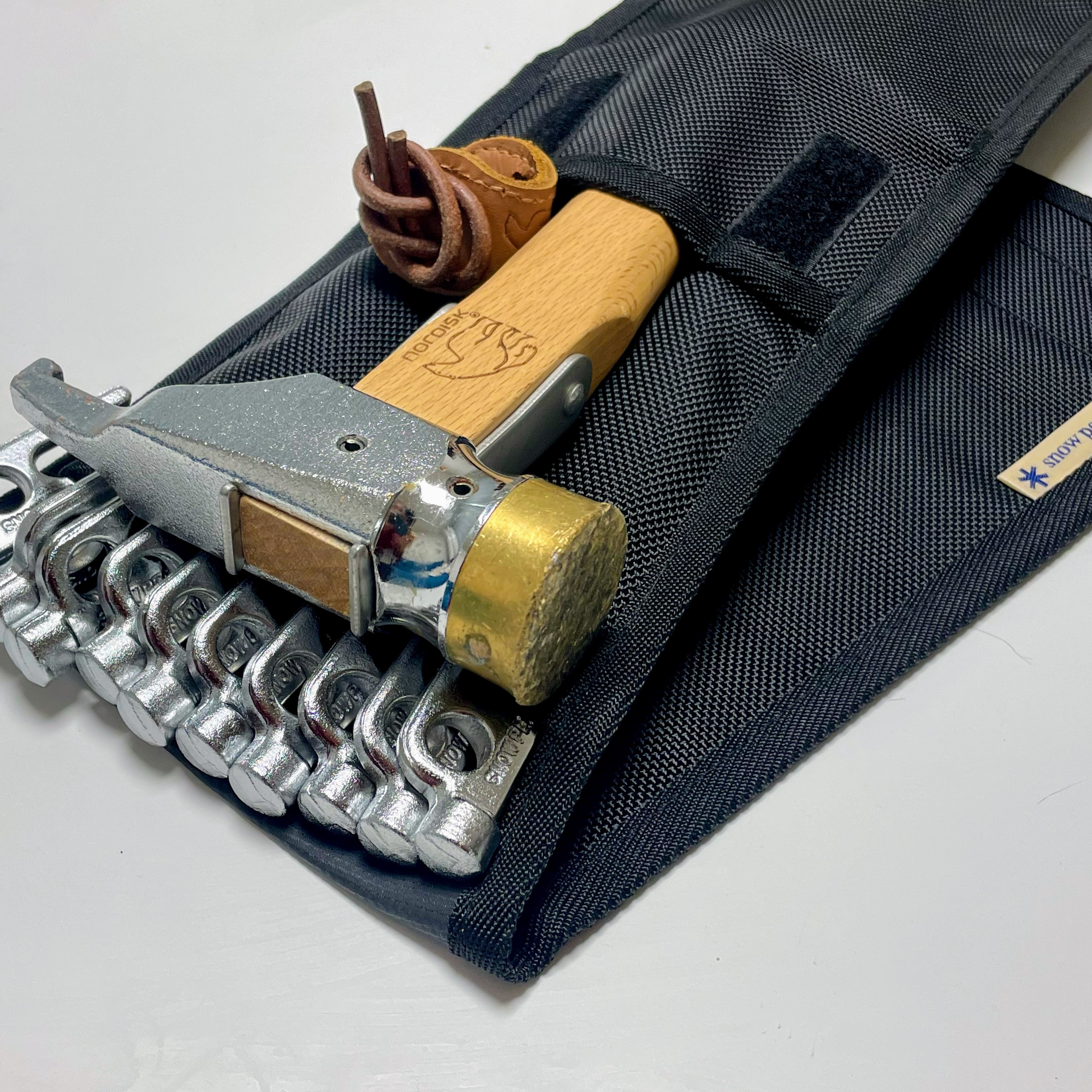 Snow Peak Peg Hammer Case, Snow Peak 65th Chrome Solid Stake 20 (Set of 10) 착용 스타일