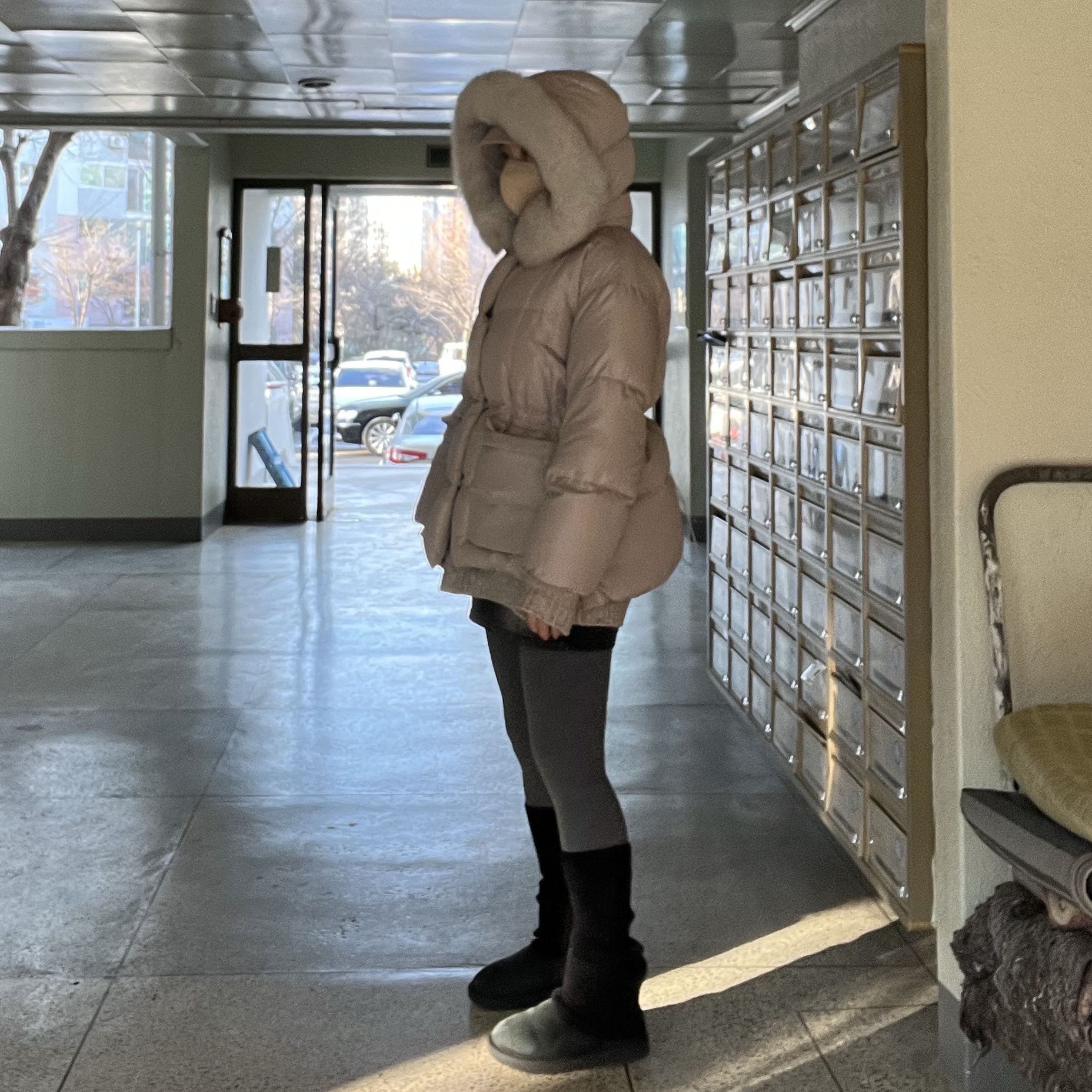 (W) UGG Classic Mini II Boots Black 착용 스타일 - 1