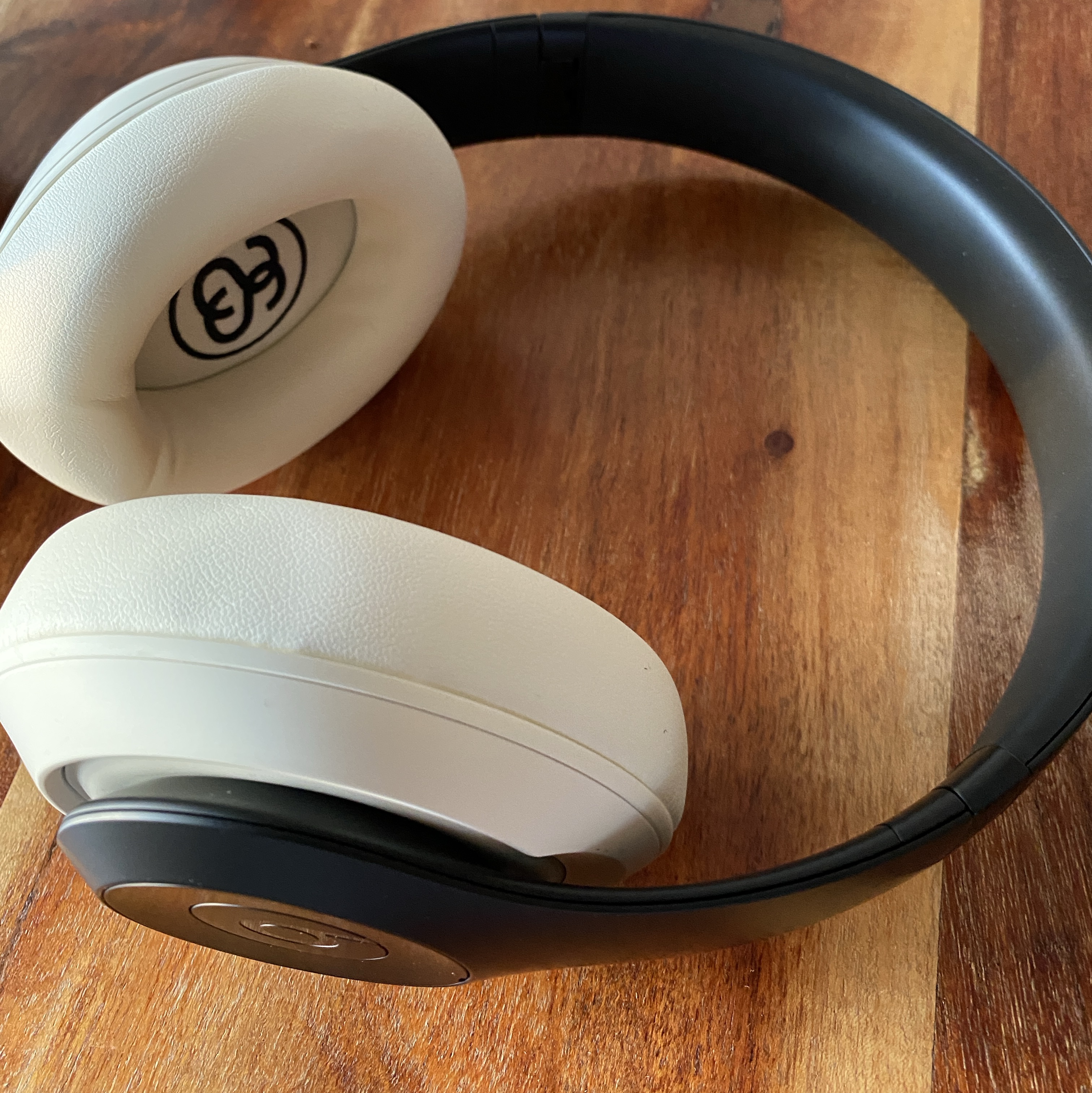 Stussy x Beats Studio Pro Wireless Headphone Black (Korean Ver.) 착용 스타일 - 3