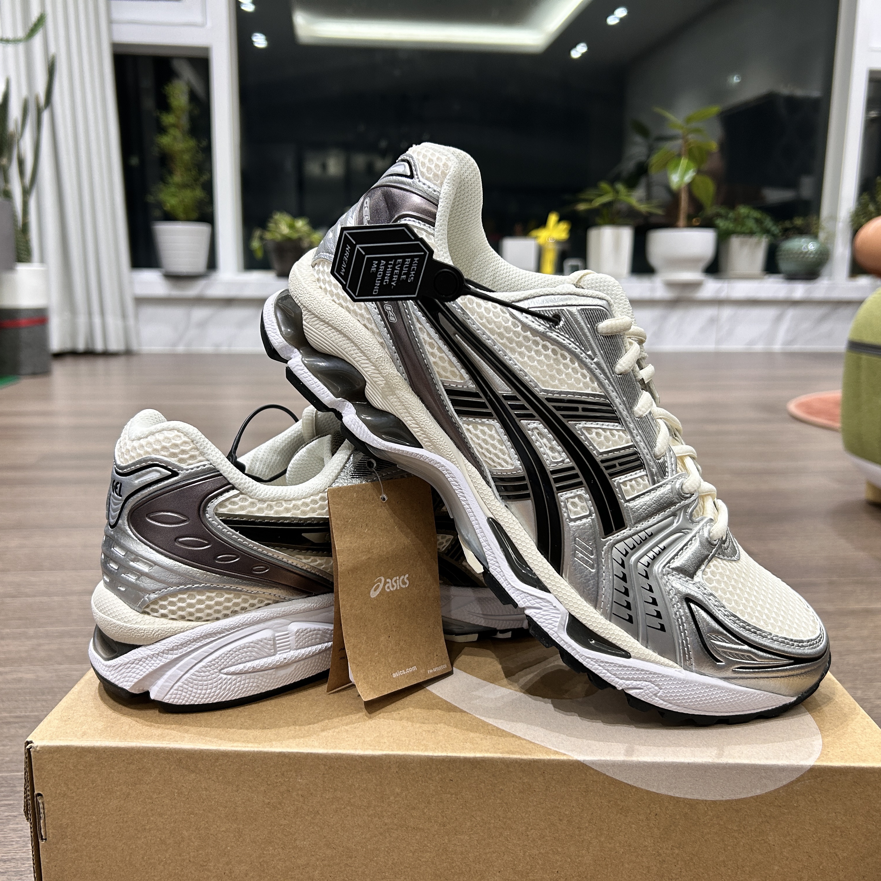 Asics Gel-Kayano 14 Cream Black 착용 스타일 - 3