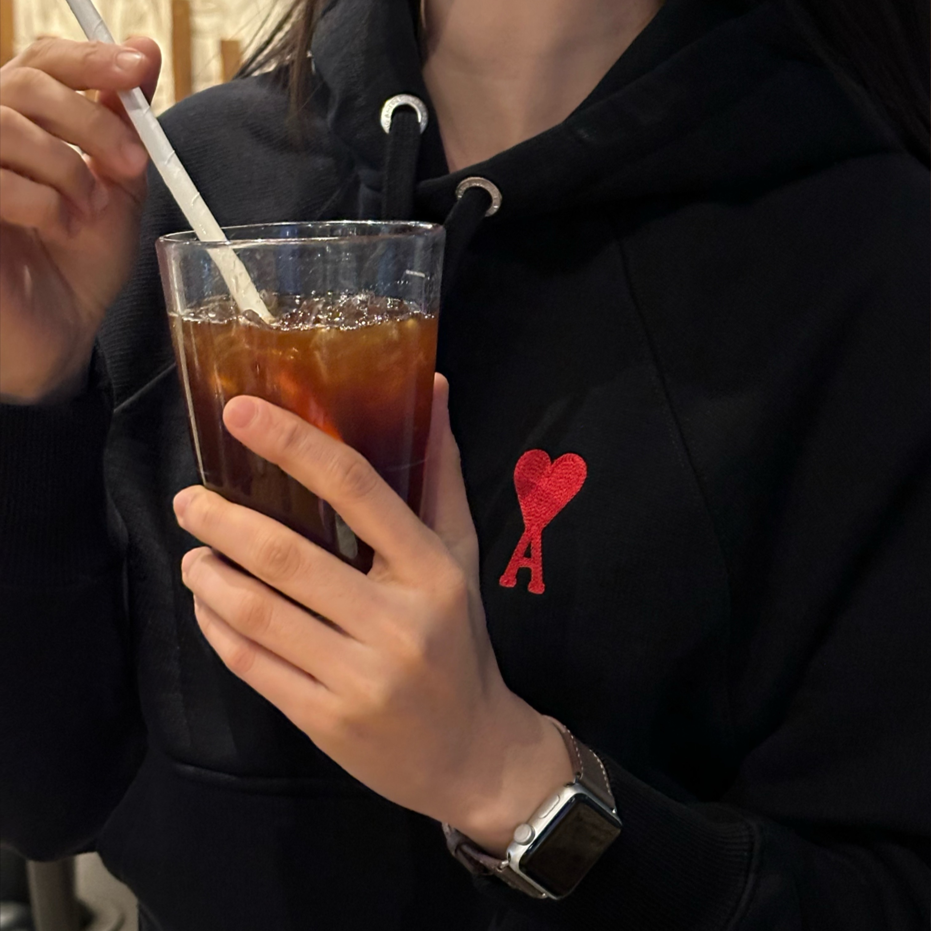AMI de Coeur Hoodie Black 착용 스타일