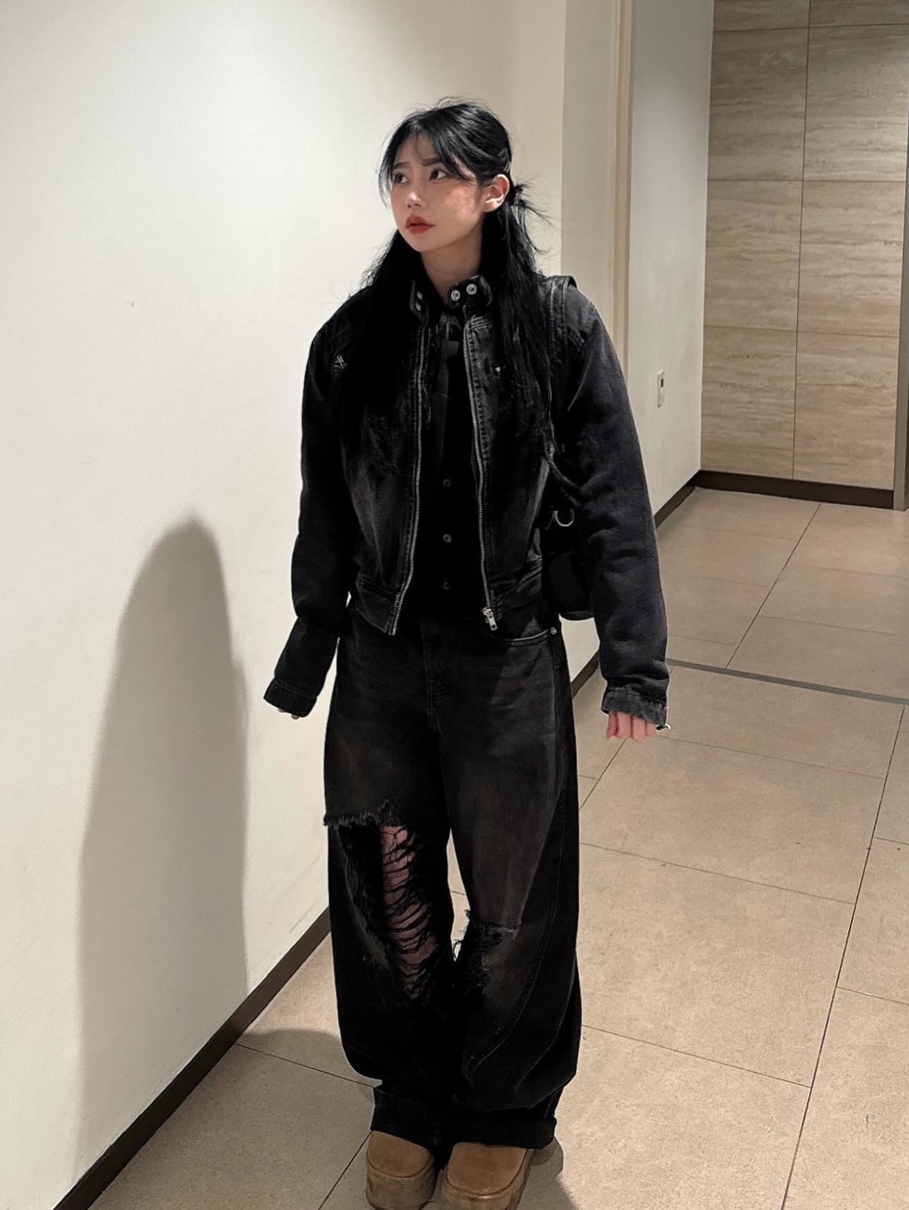 Millo Women Curved Damage Wide Jeans Stone Black, Millo Women Washed Denim Racing Jacket Stone Black 착용 스타일 - 2