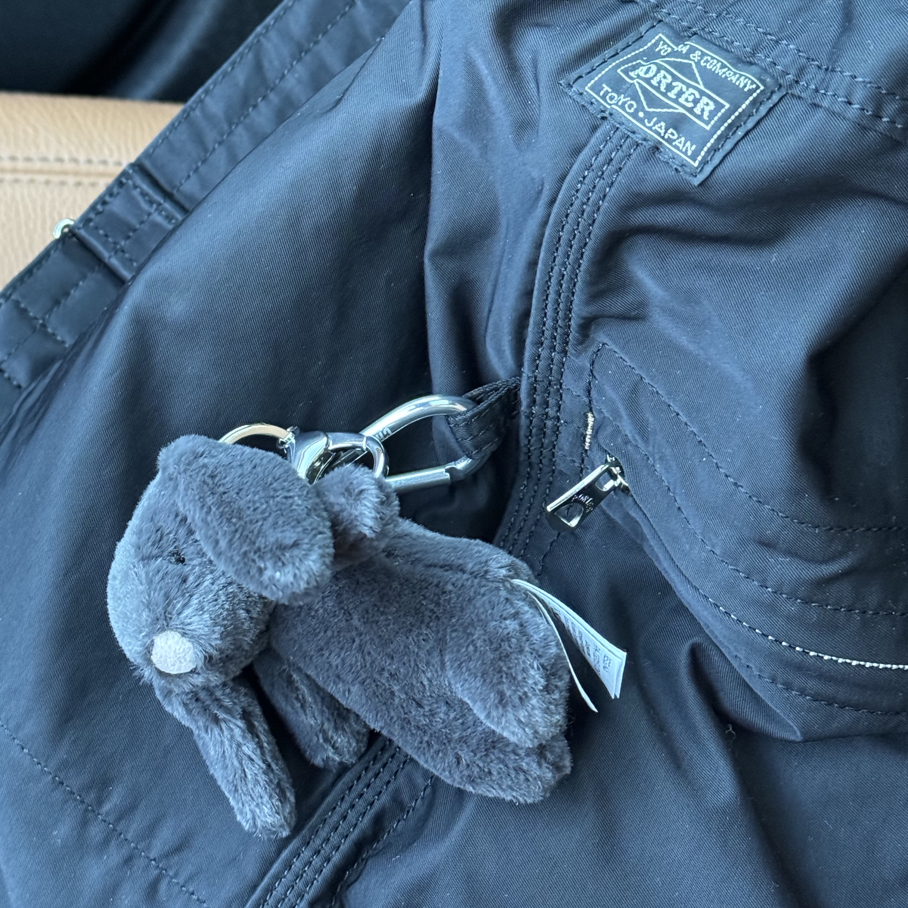 Jellycat Bashful Bunny Bag Charm Ink, Porter Mile Knapsack Black 착용 스타일