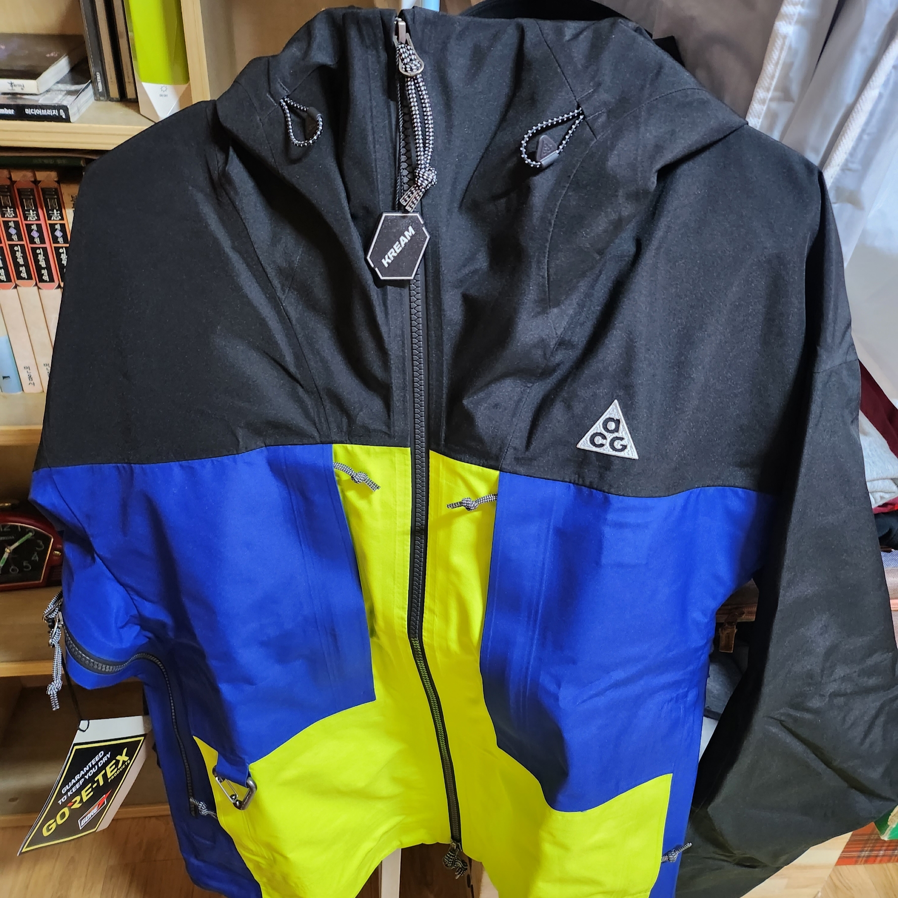 Nike ACG Gore-Tex Misery Ridge Jacket Black Deep Royal Blue Cyber - Asia 착용 스타일