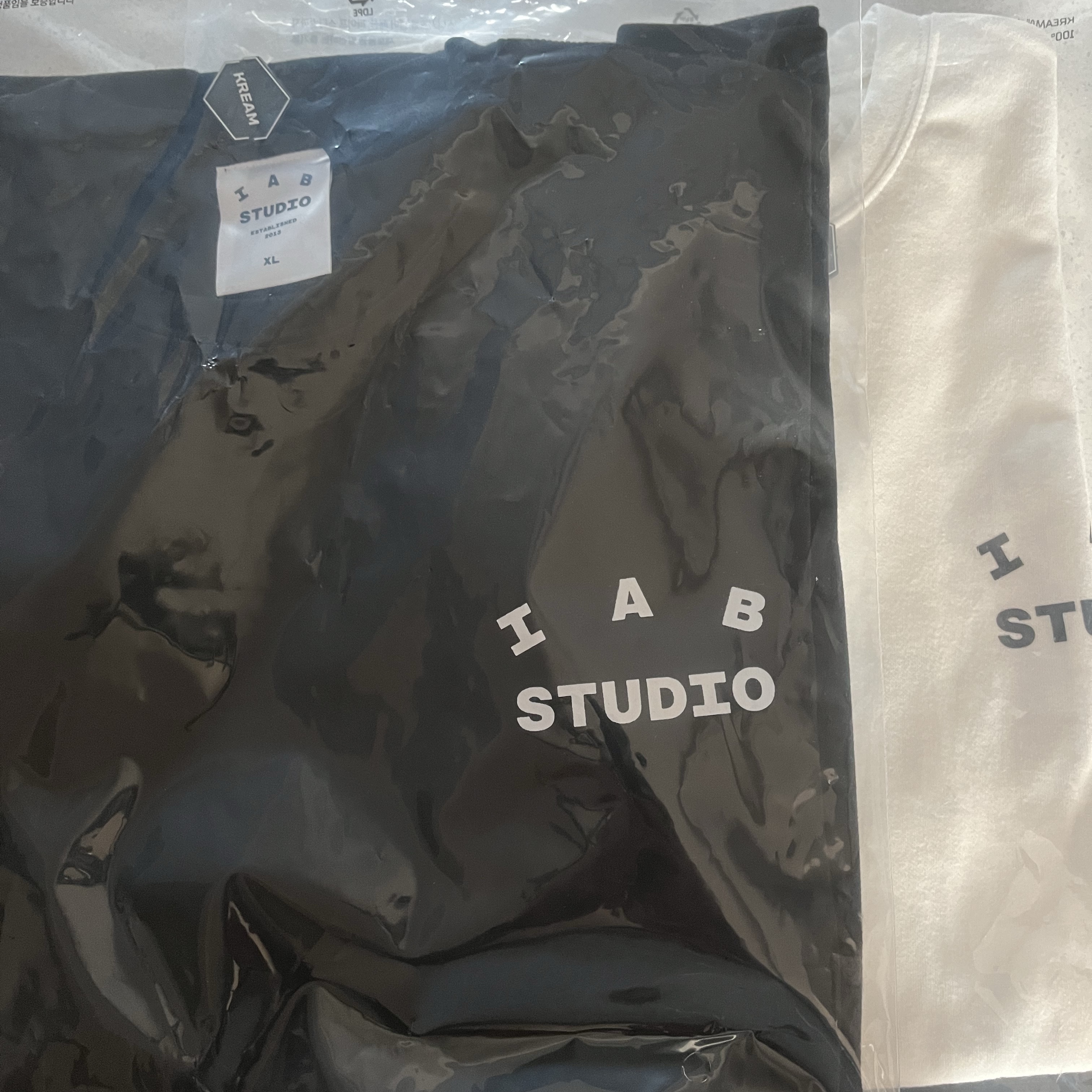 IAB Studio T-Shirt Black White, IAB Studio T-Shirt White - 23FW 착용 스타일