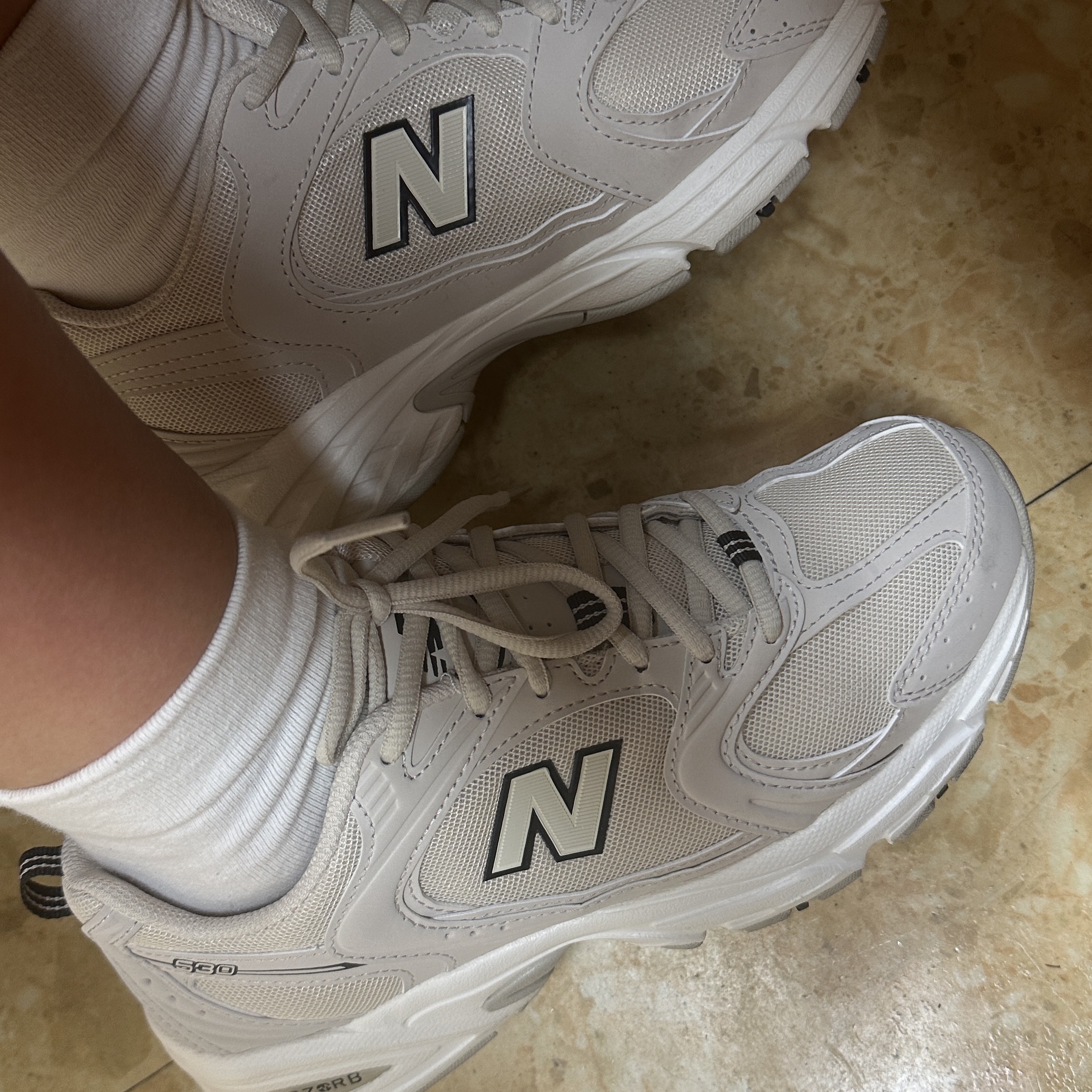 New Balance 530 Ivory 착용 스타일