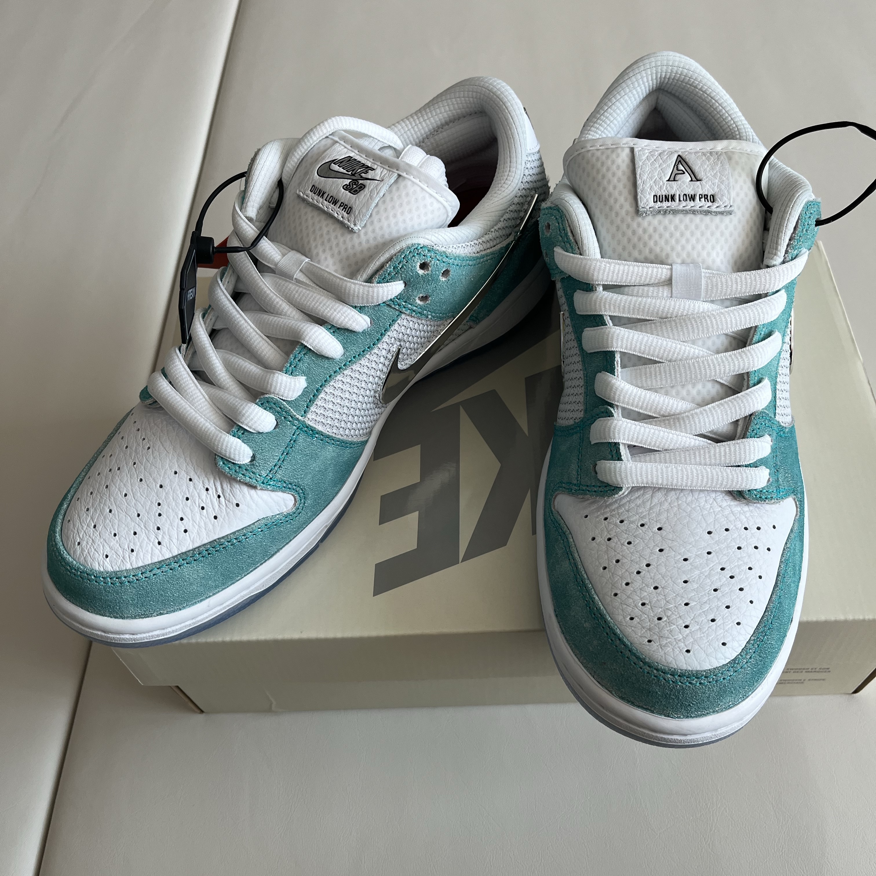 Nike x April Skateboards SB Dunk Low Pro QS Racer Blue Metallic Silver 착용 스타일