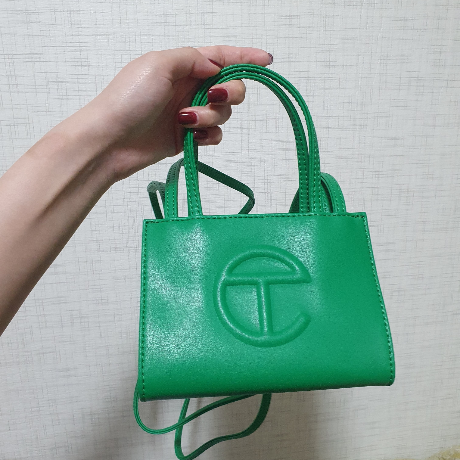 Telfar Small Shopping Bag Greenscreen 착용 스타일