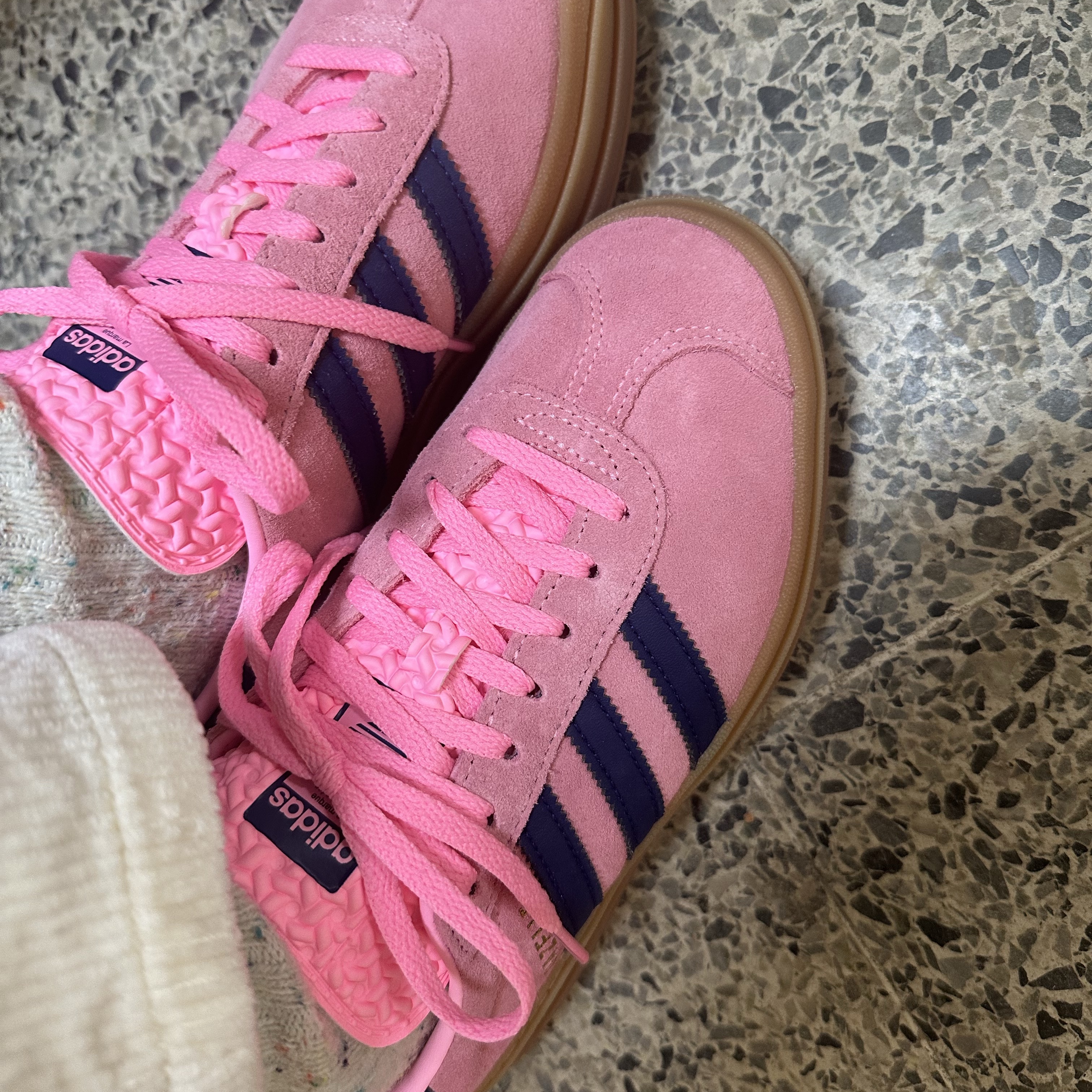 (W) Adidas Gazelle Bold Pink Glow Victory Blue 착용 스타일 - 2