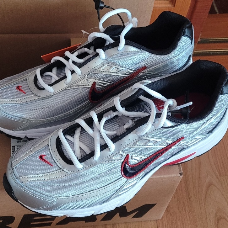 Nike Initiator Metallic Silver Black 착용 스타일