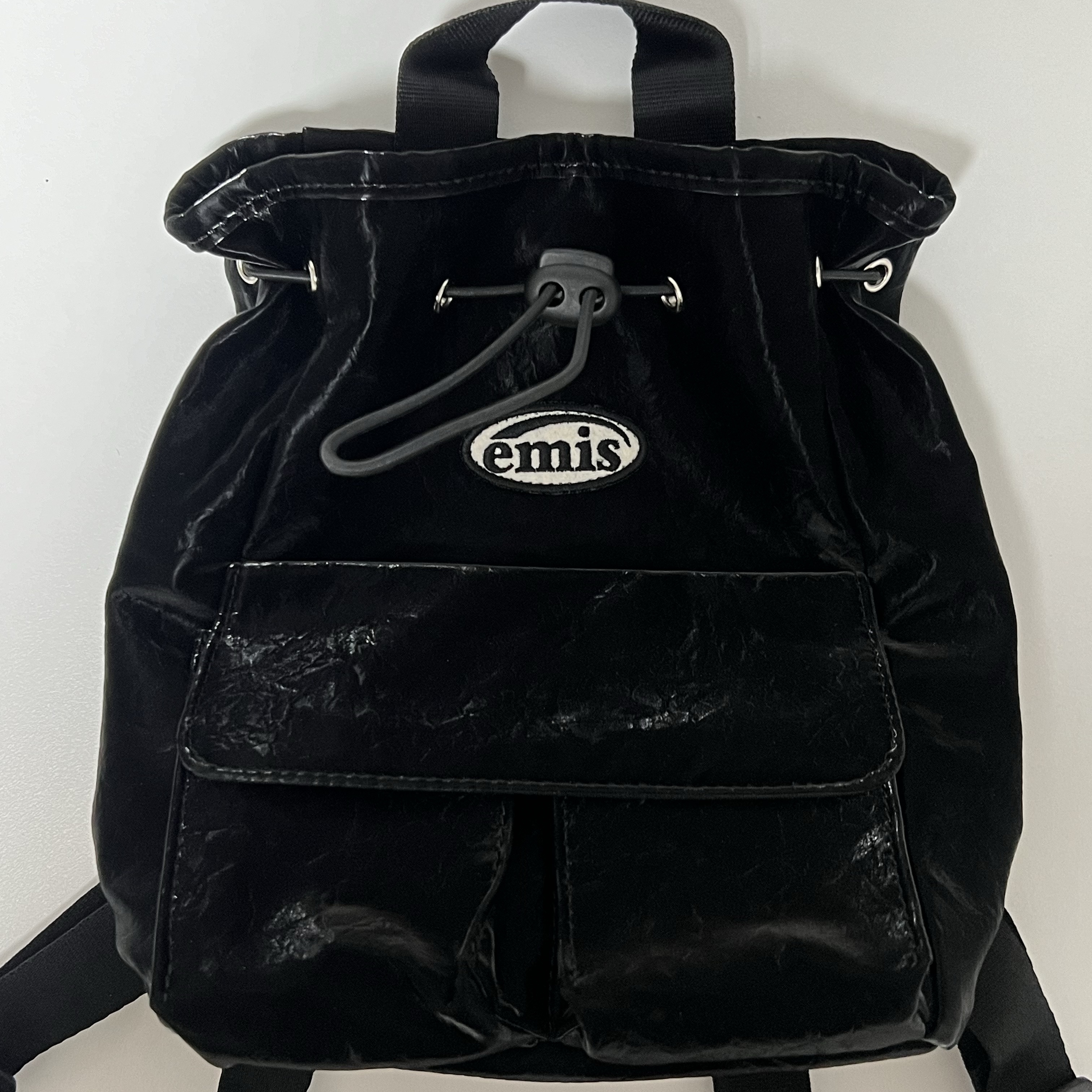 Emis Mini Wappen Pocket Backpack Black 착용 스타일 - 2