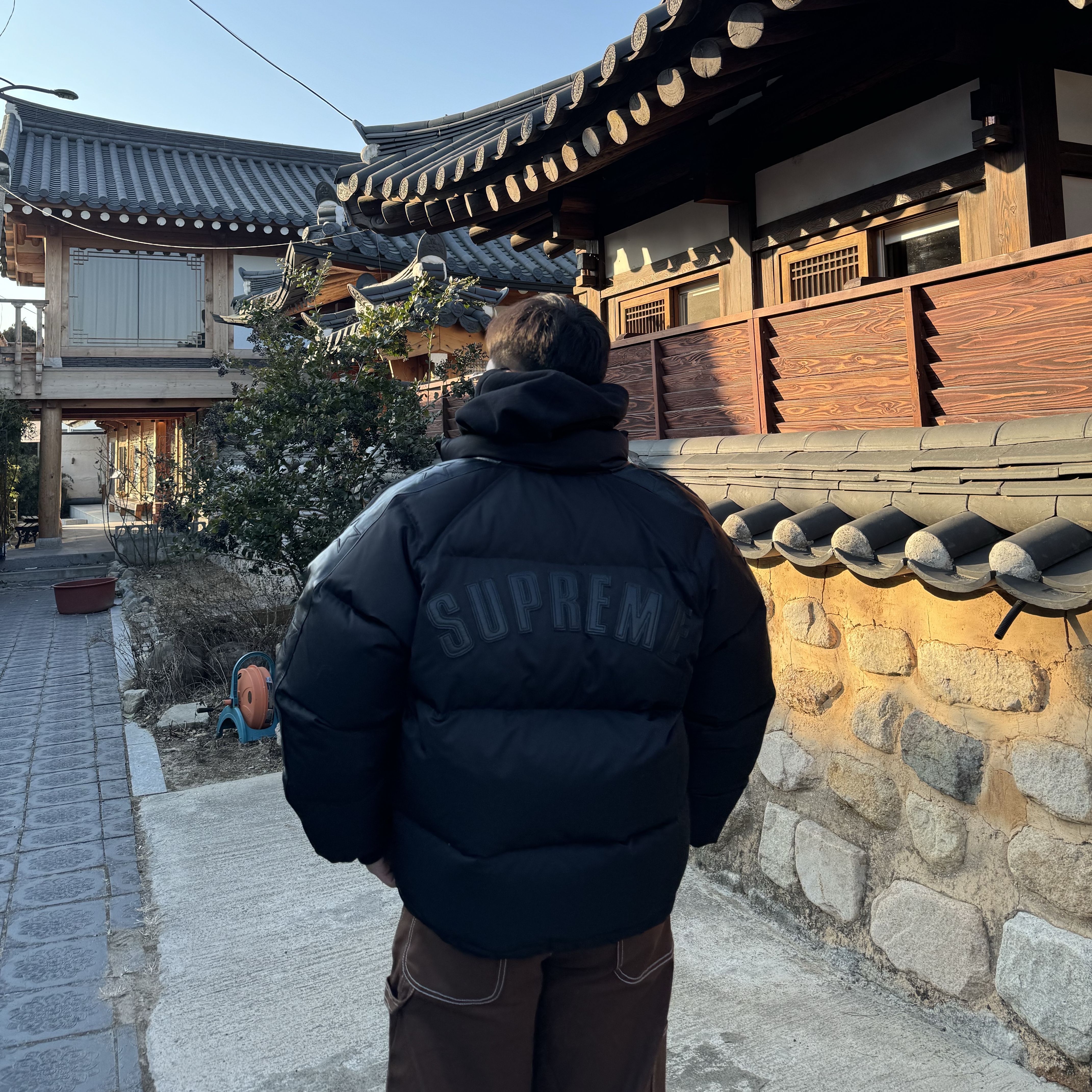 Supreme Box Logo Hooded Sweatshirt Black - 23FW, Supreme Webbing Keychain Red - 23SS 착용 스타일 - 4