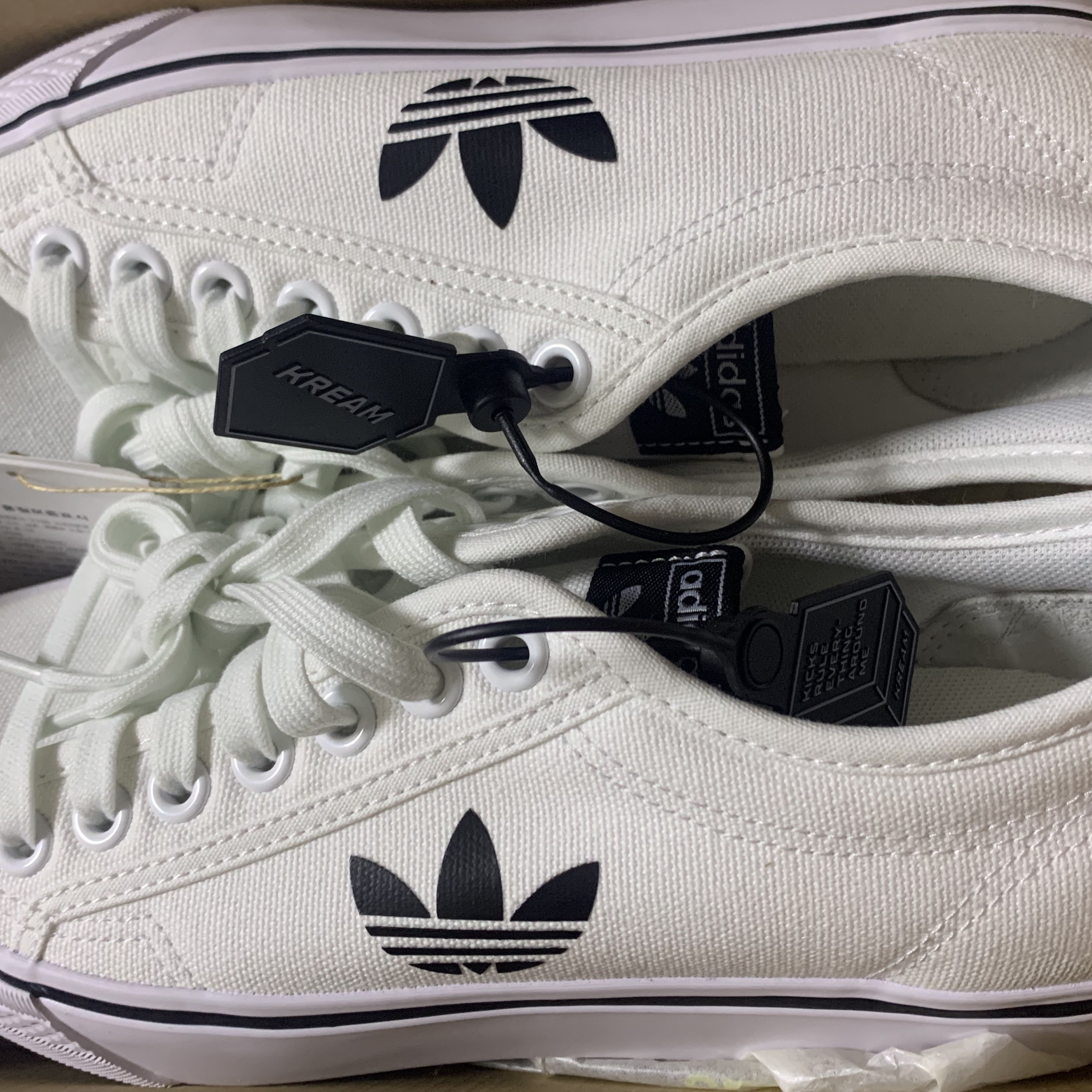 Adidas Nizza Trefoil Cloud White Core Black 착용 스타일