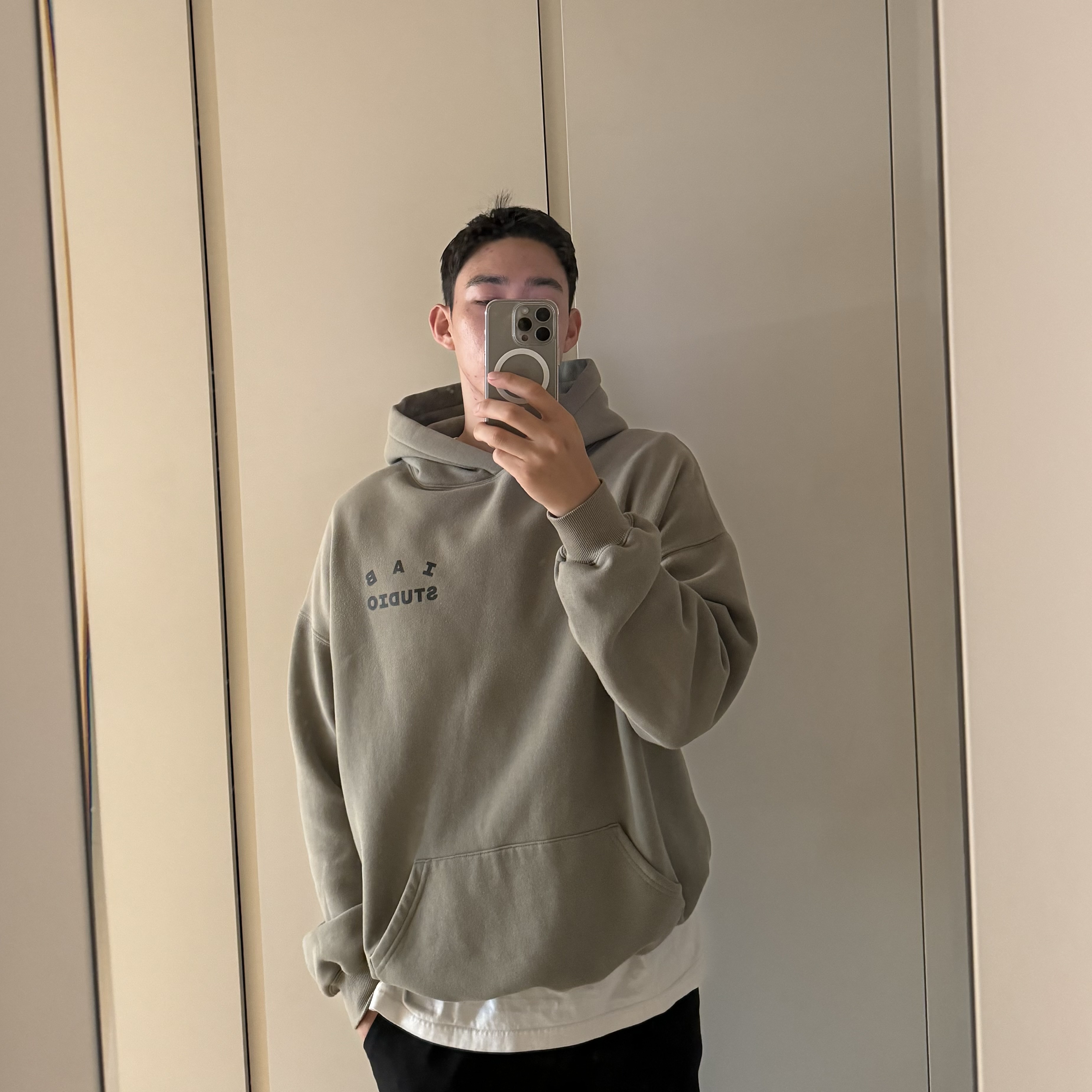 IAB Studio Hoodie Olive 착용 스타일 - 1