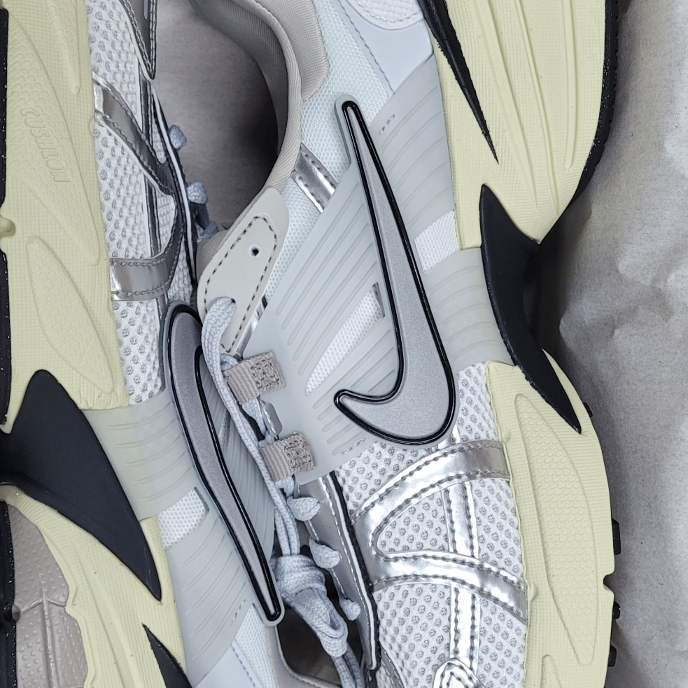 Nike V2K Run Summit White Metallic Silver 착용 스타일
