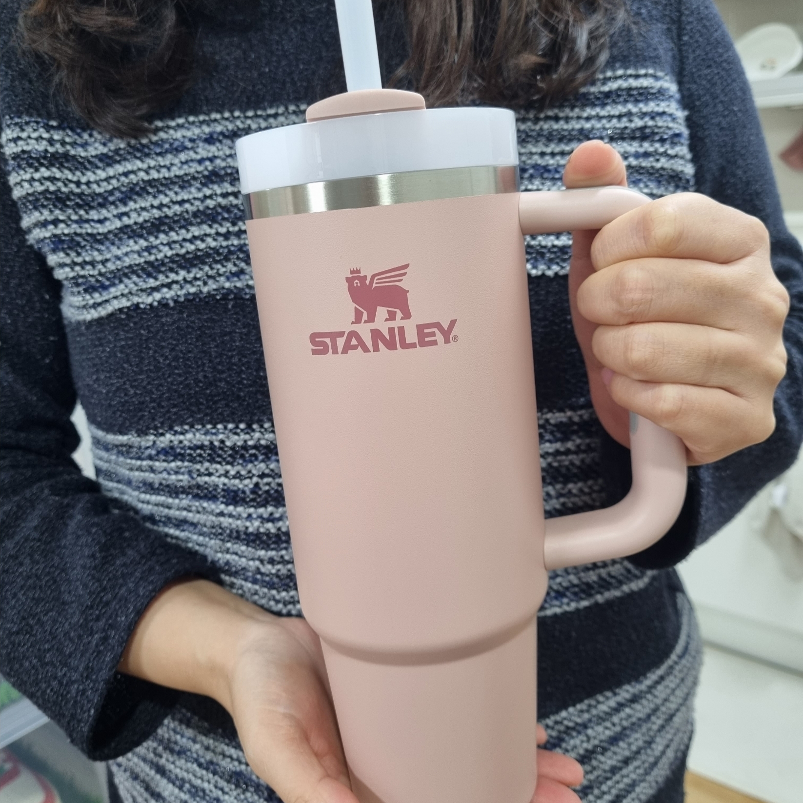 Stanley The Quencher H2.0 Flowstate Tumbler 887ml Pink Dusk 착용 스타일