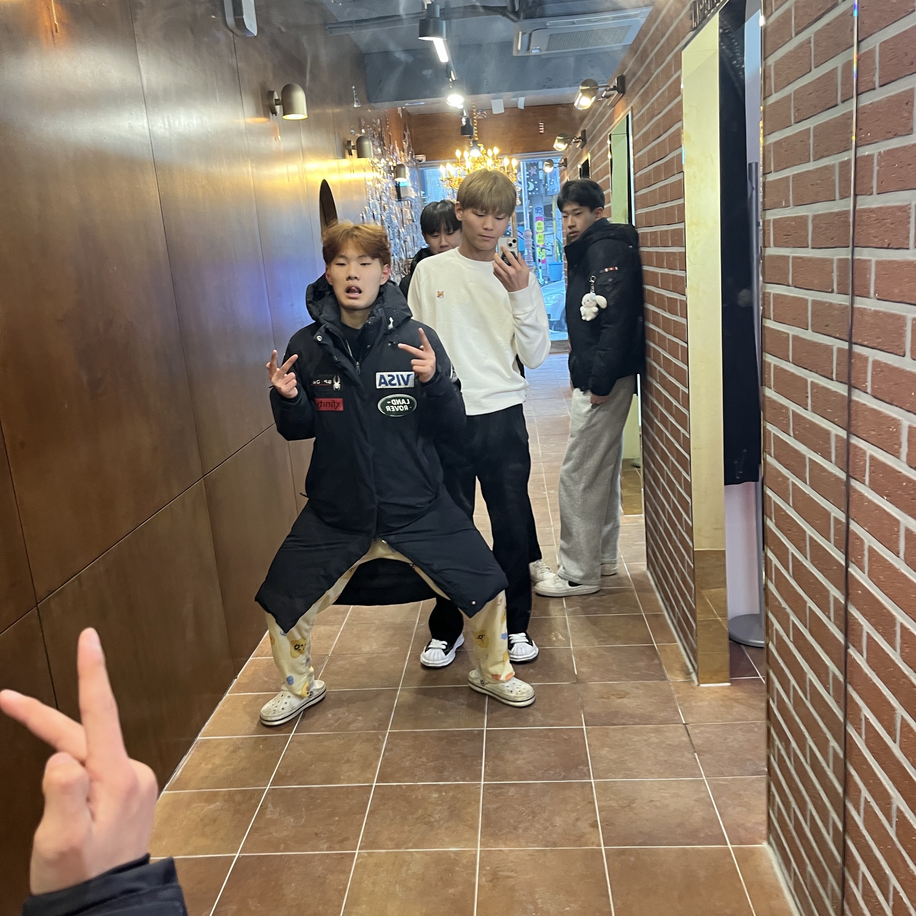 메종 키츠네 폭스 헤드 패치 클래식 스웨트셔츠 에크루, 메종 미하라 야스히로 블레이키 OG 솔 캔버스 로우탑 스니커즈 블랙 착용 스타일