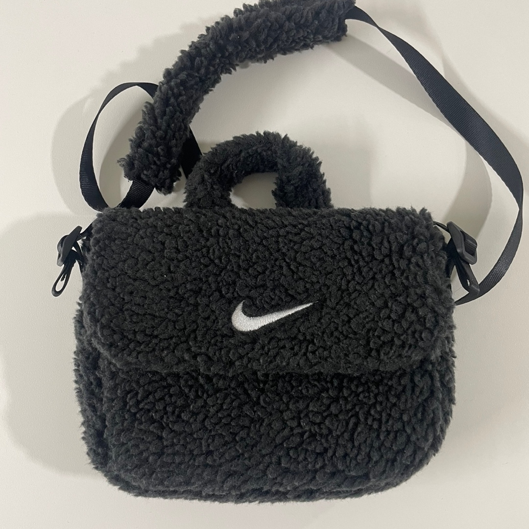 (Kids) Nike NSW Faux Fur Crossbody Bag Black 착용 스타일