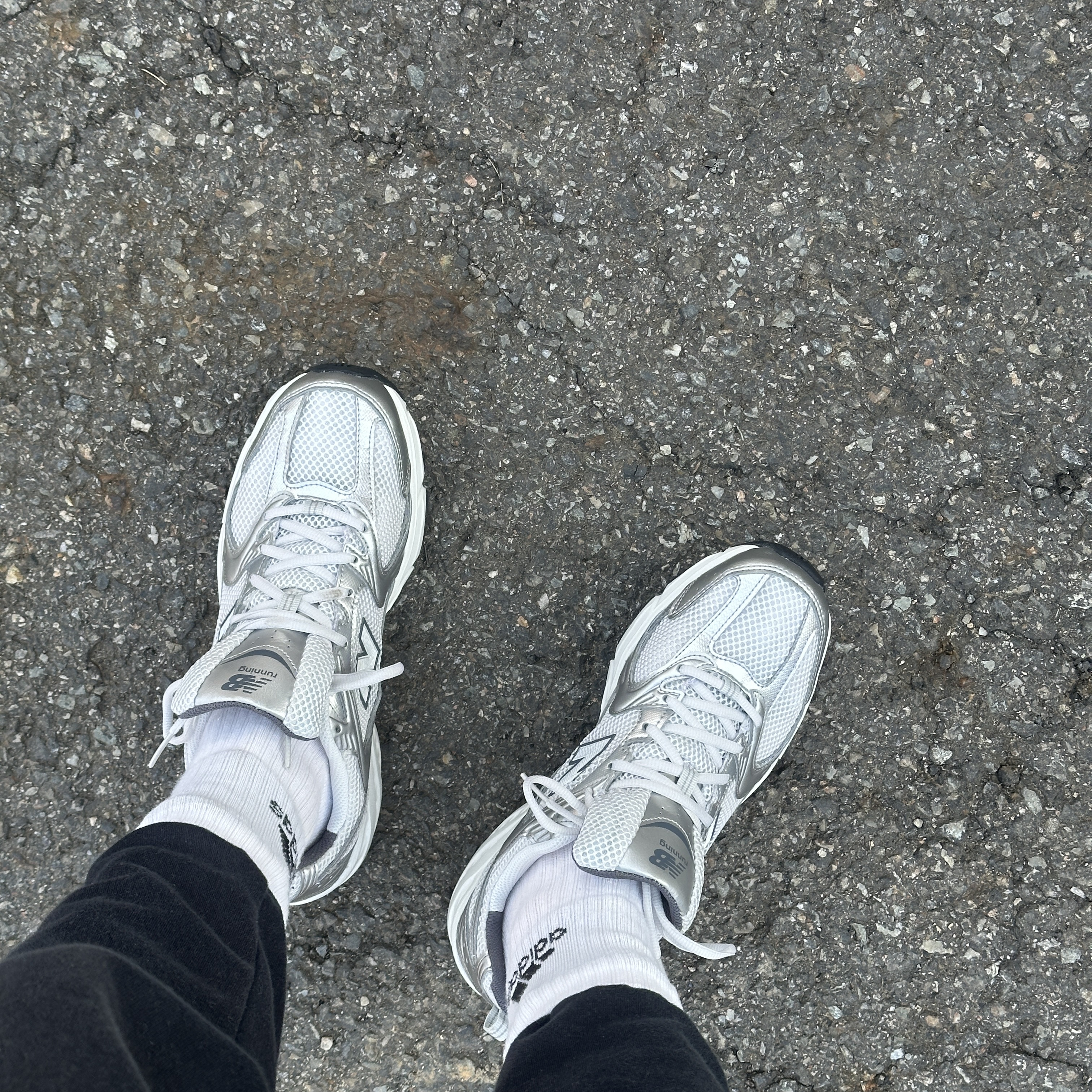 New Balance 530 Grey Matter Silver Metallic 착용 스타일