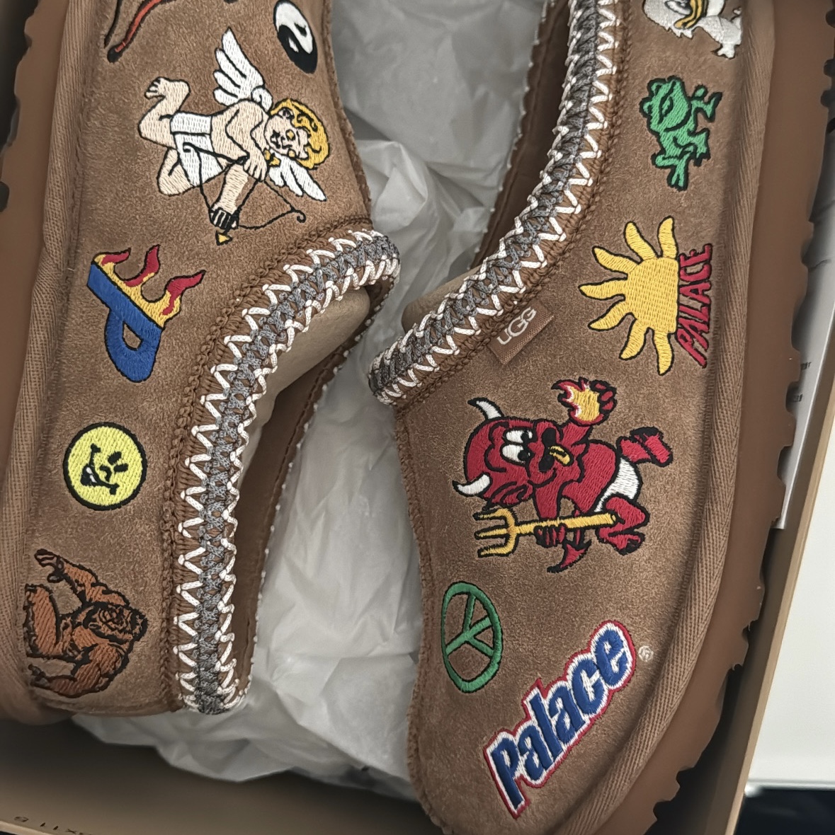 UGG x Palace Tasman Slipper Chestnut 착용 스타일