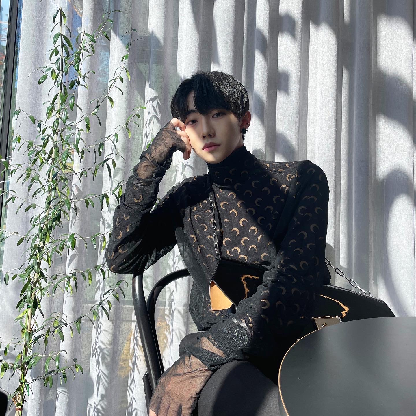 (W) Marine Serre Regenerated All Over Moon Jersey Second Skin Top Tan Moon, Maison Margiela Snatched Large Shoulder Bag Black 착용 스타일 - 1