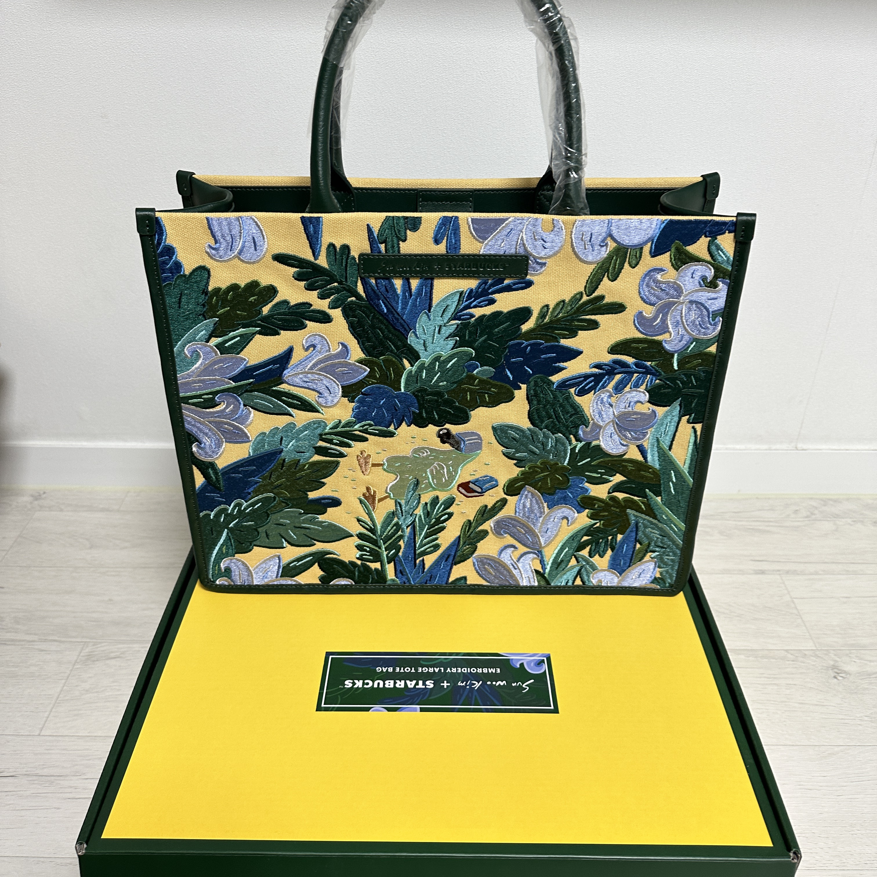 Starbucks x Sun Woo Kim Dodo Embroidery Large Tote Bag 착용 스타일