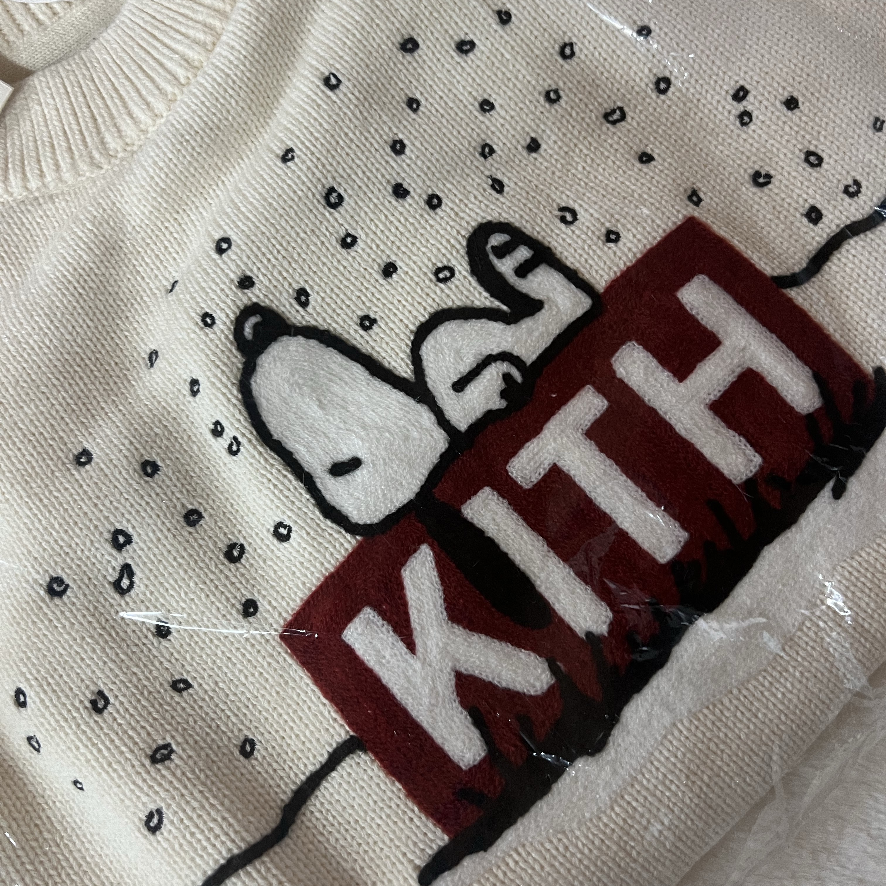 Kith x Peanuts Snoopy Sweater Sandrift 착용 스타일