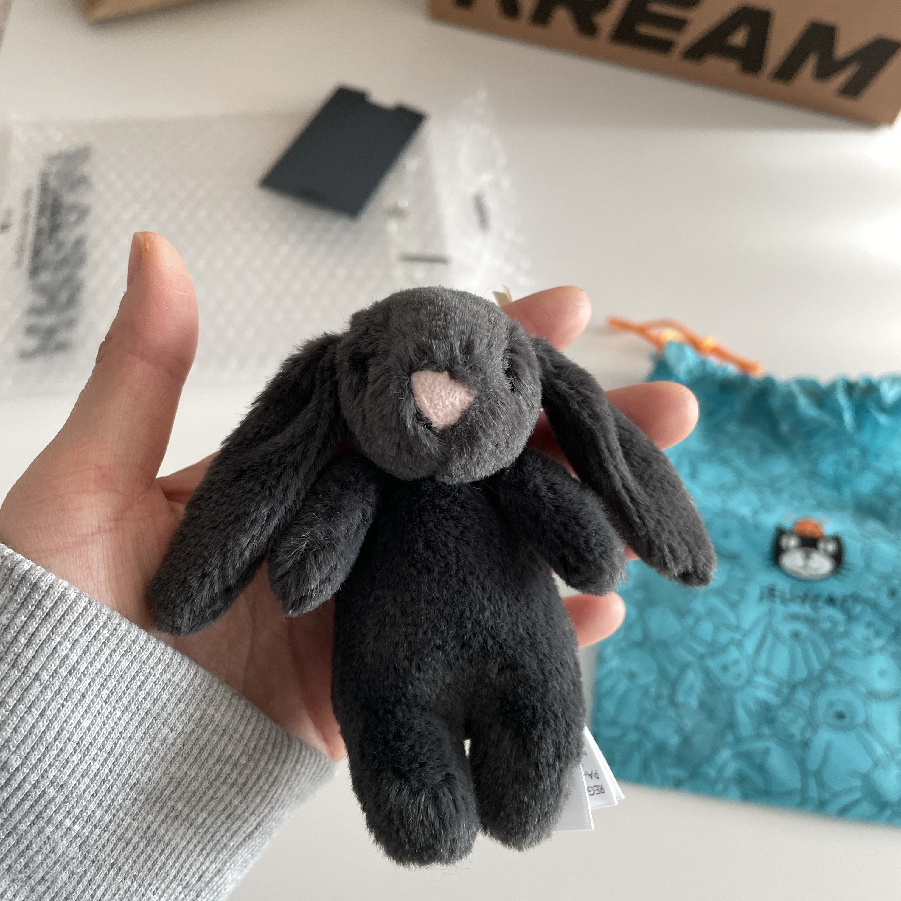 Jellycat Bashful Bunny Bag Charm Ink 착용 스타일