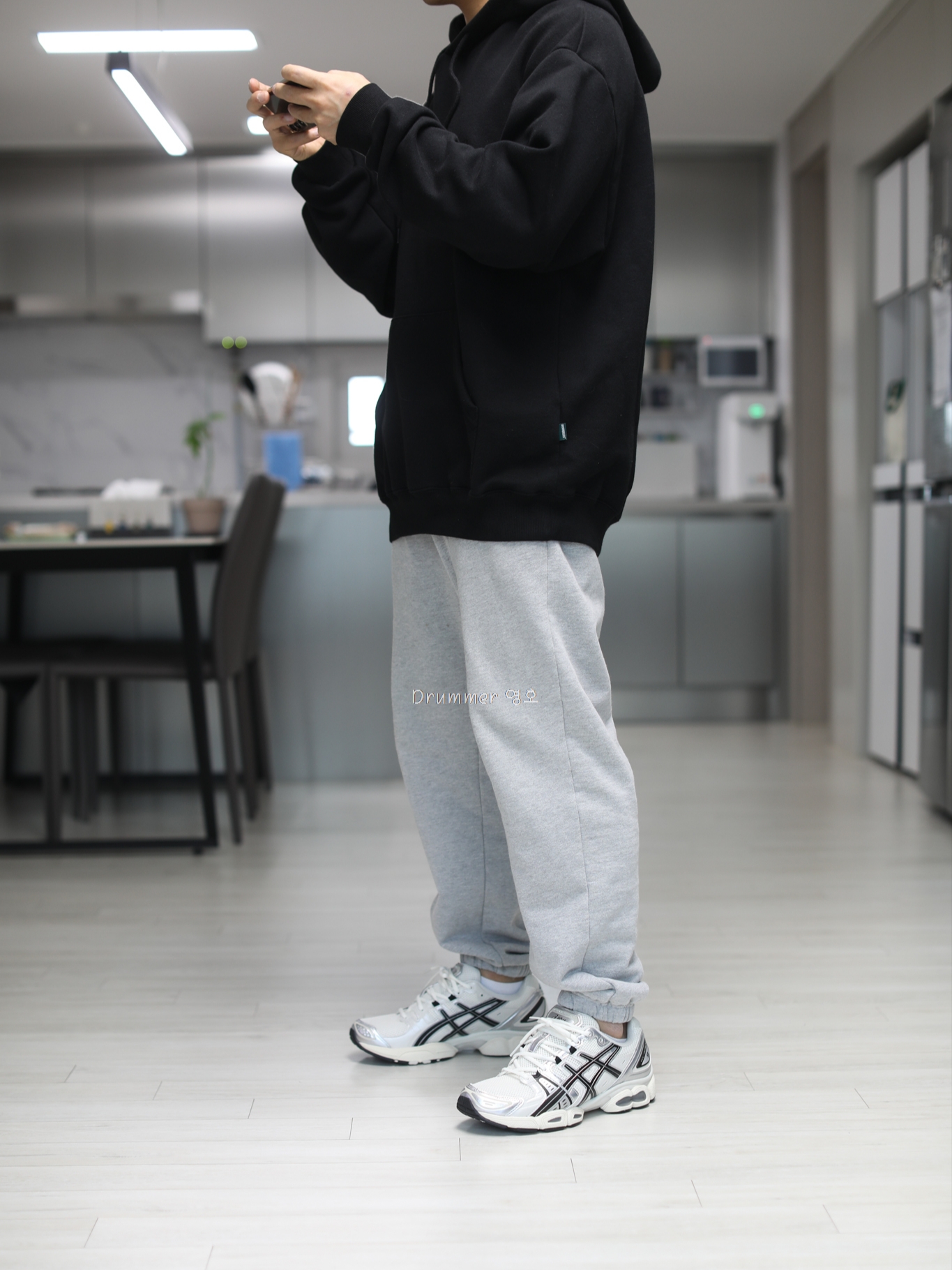 Asics Gel-Nimbus 9 Cream Black 착용 스타일 - 1